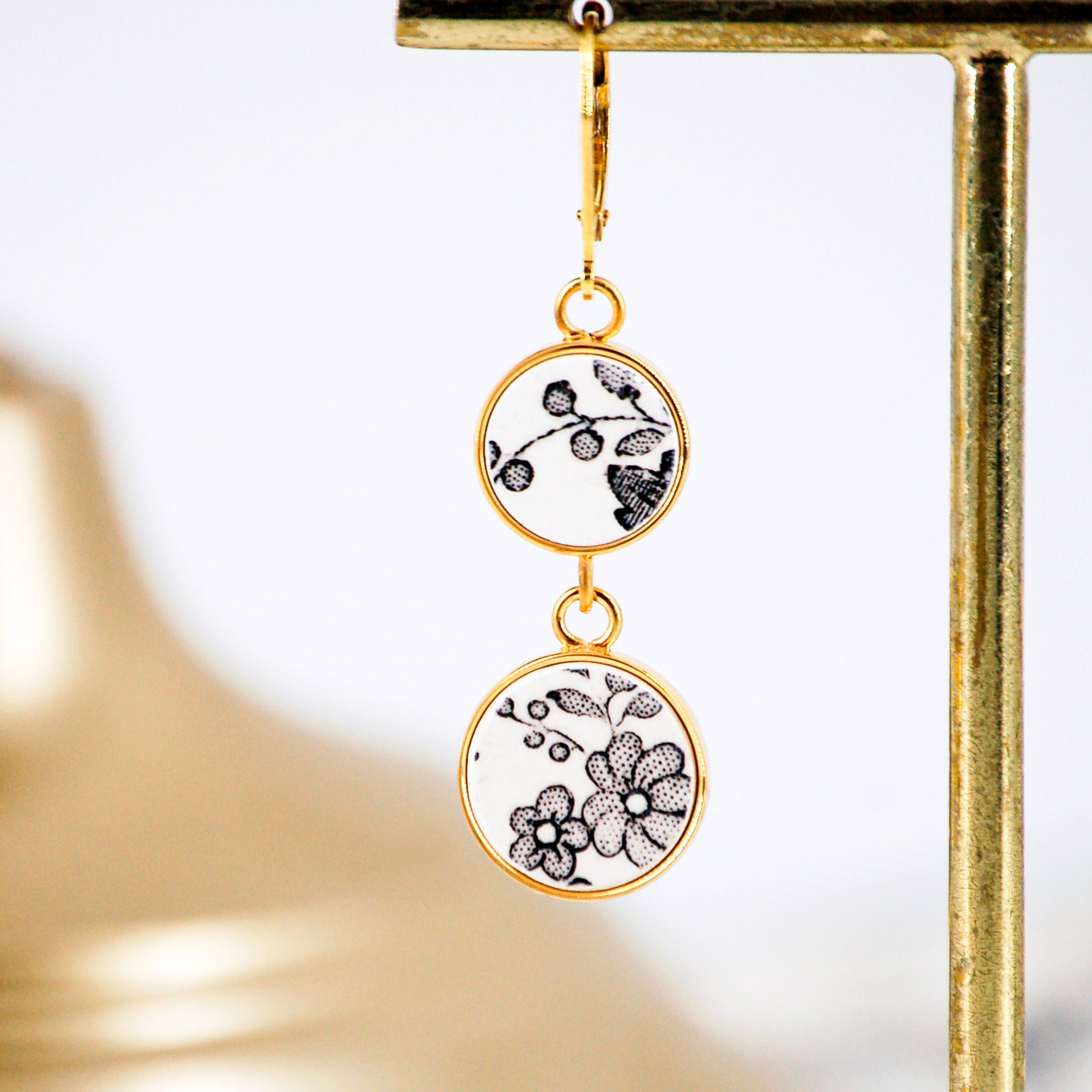 "Black and white floral composition" earrings, gold finish