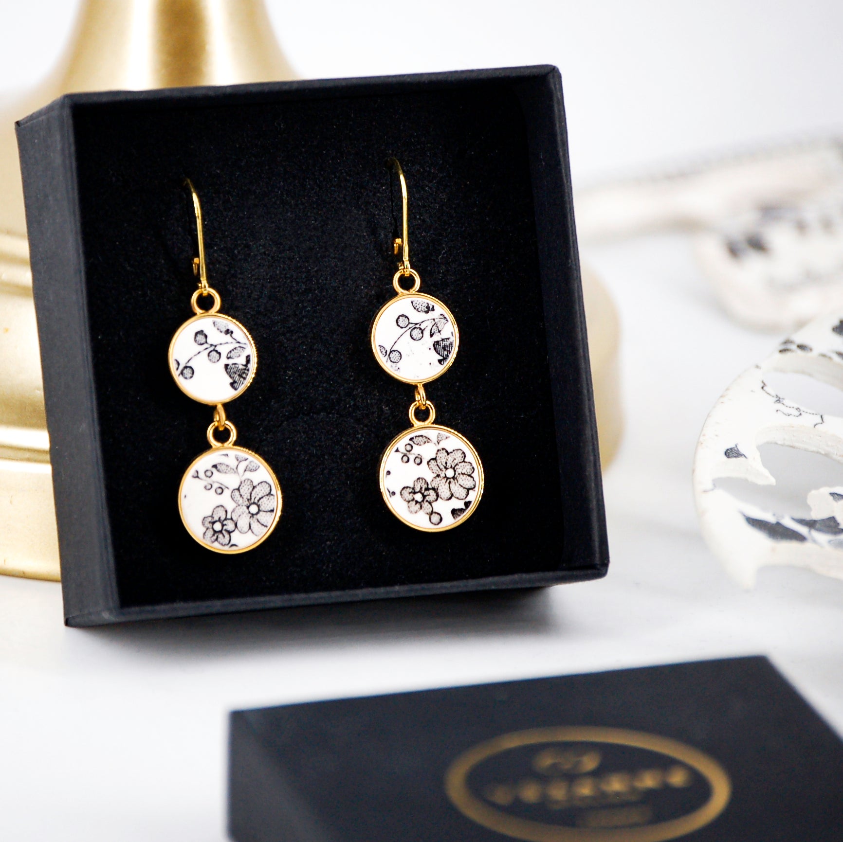 "Black and white floral composition" earrings, gold finish