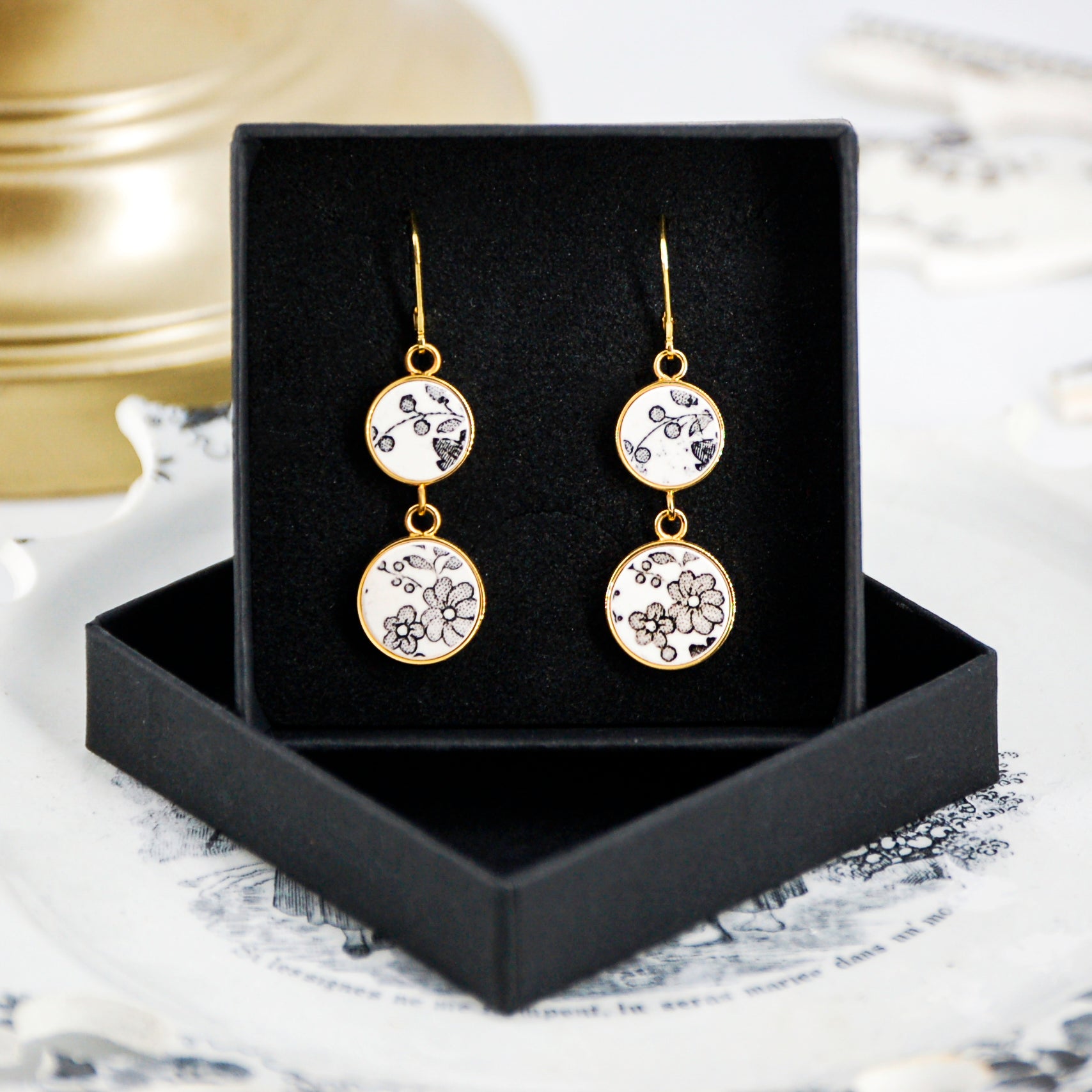 "Black and white floral composition" earrings, gold finish