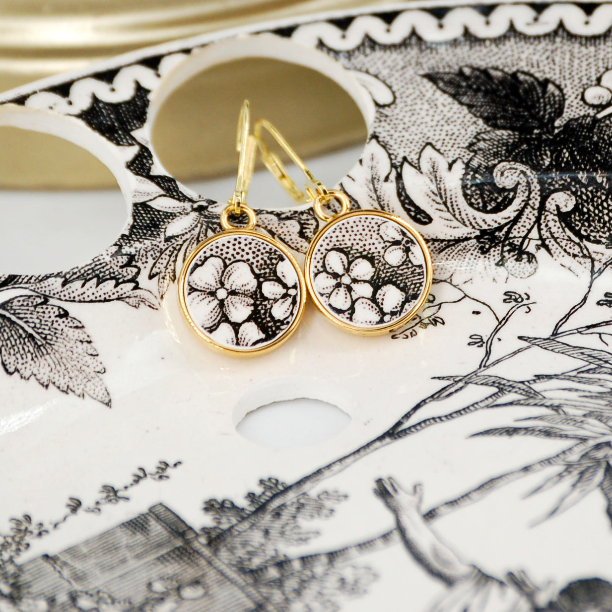 "Small asymmetrical 19th-century flowers" earrings, gold finish