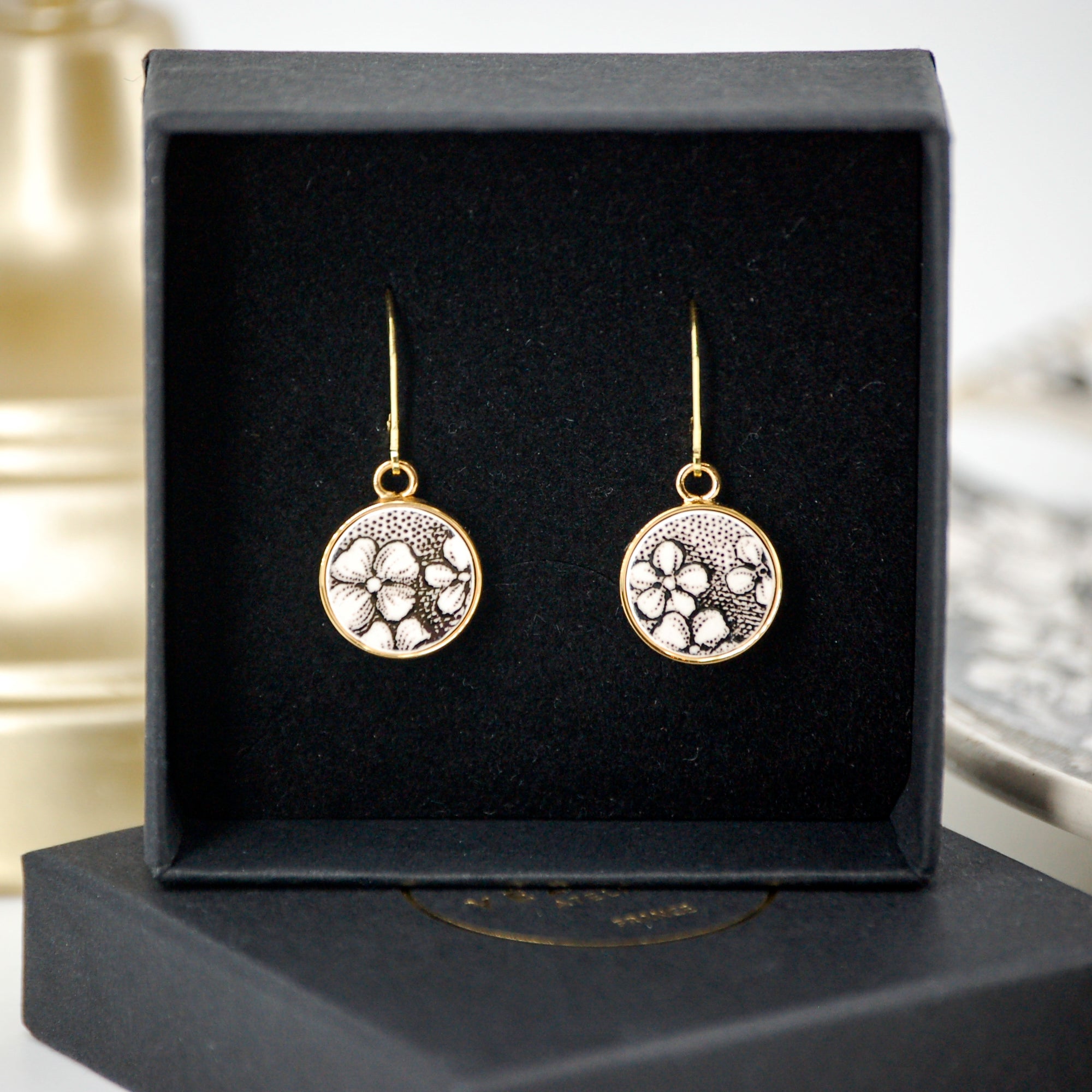 "Small asymmetrical 19th-century flowers" earrings, gold finish