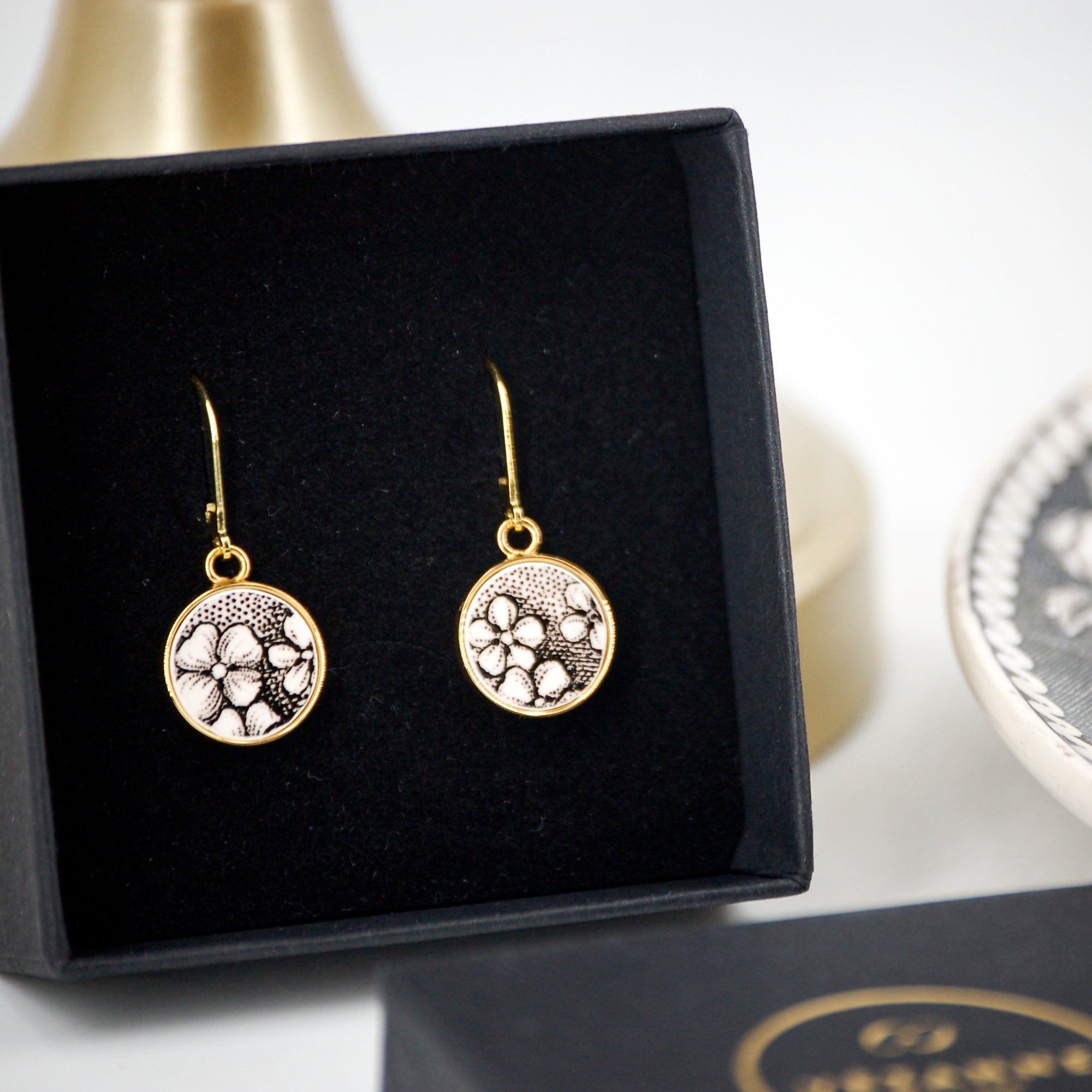 "Small asymmetrical 19th-century flowers" earrings, gold finish