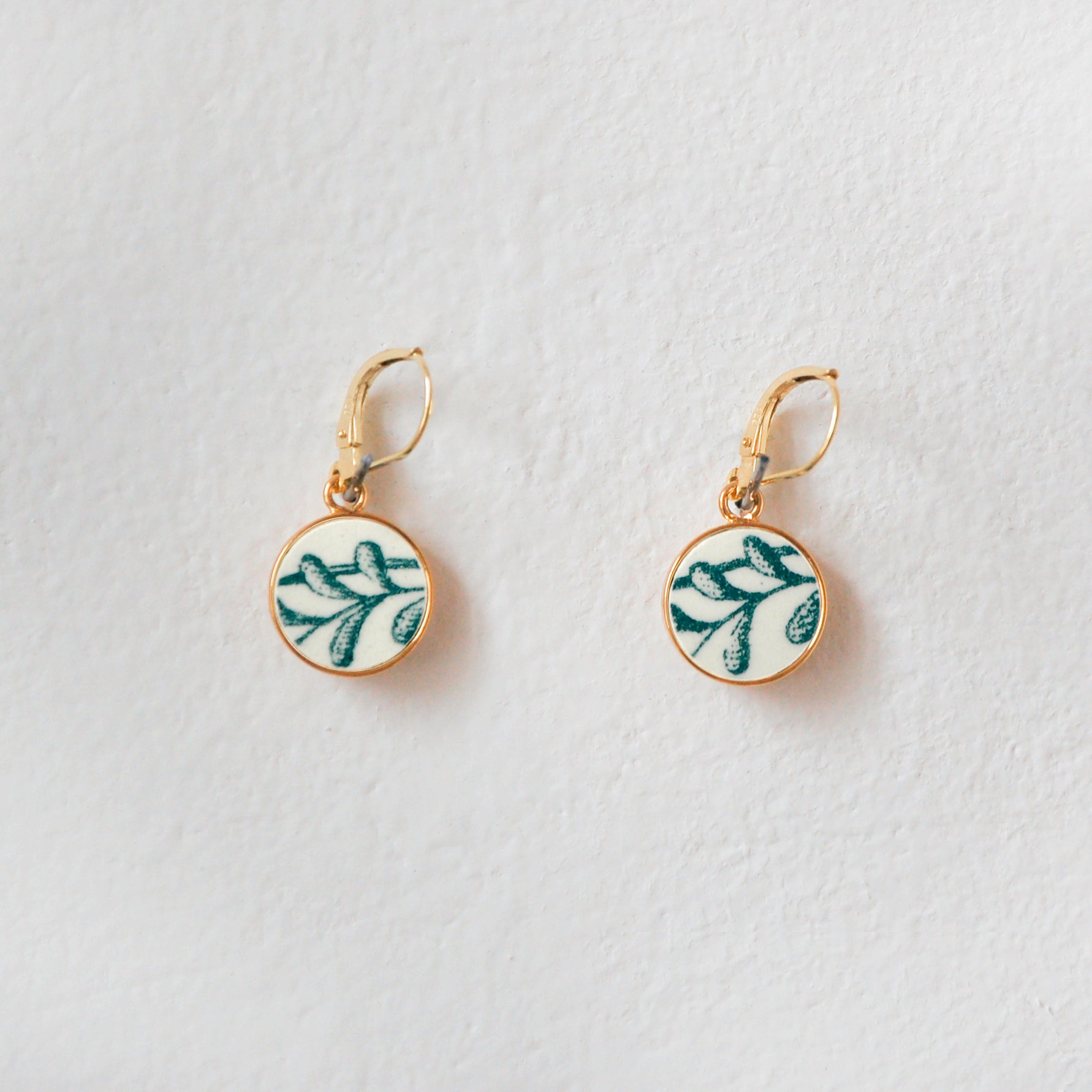 Boucles d'oreilles "Petites feuilles vertes", finition or