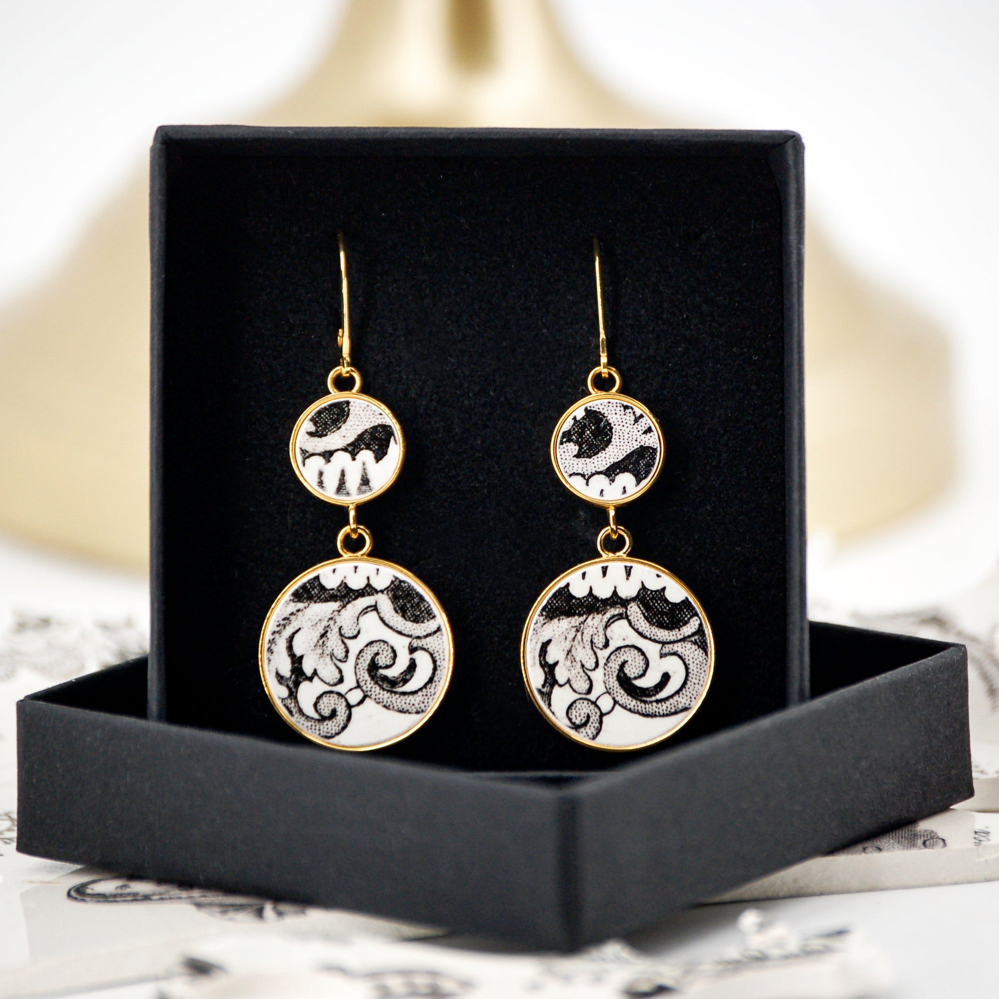 "Acanthus and scrolls in black and white" earrings, gold finish