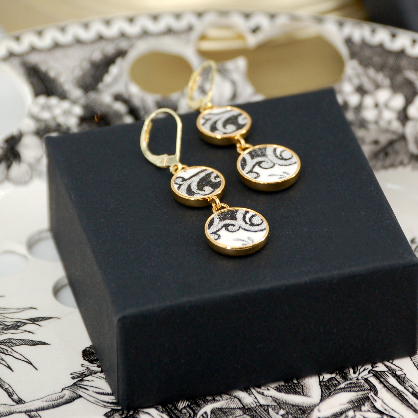 "Arabesque in black and white" earrings, gold finish