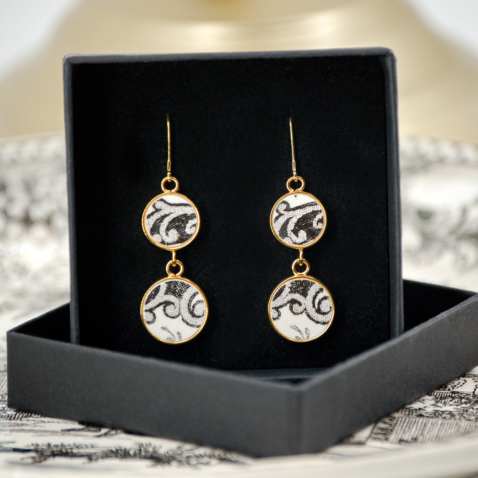 "Arabesque in black and white" earrings, gold finish