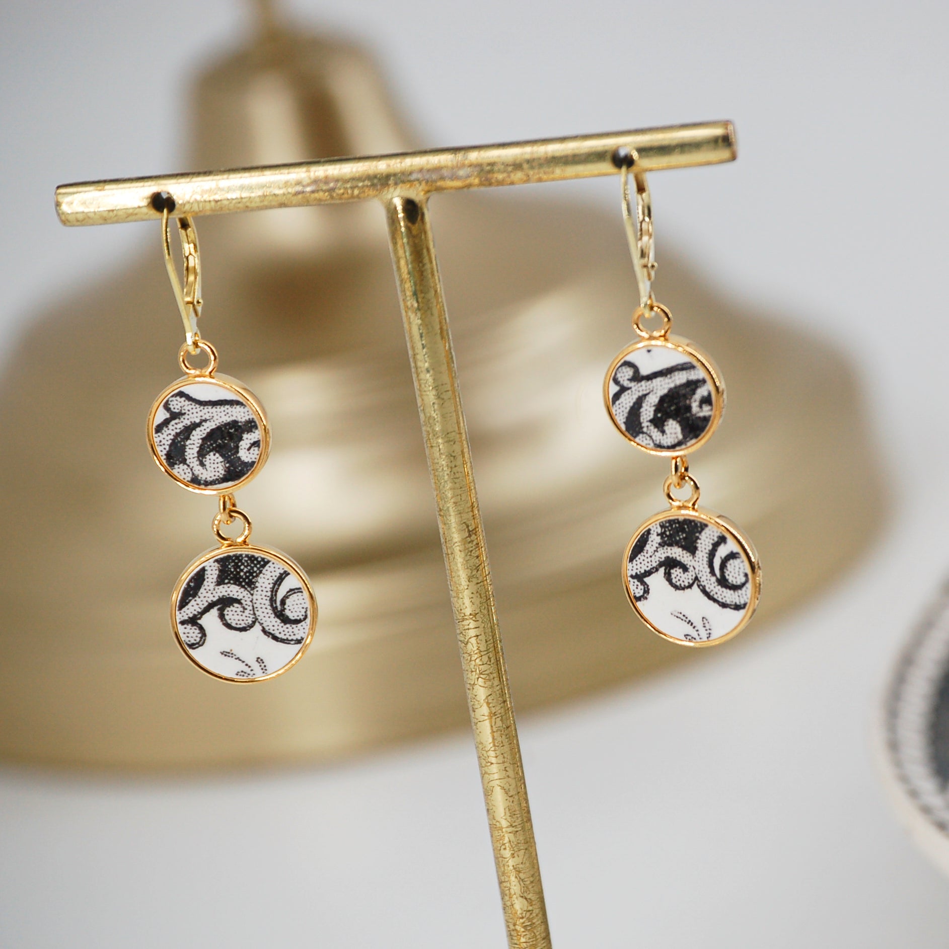 "Arabesque in black and white" earrings, gold finish
