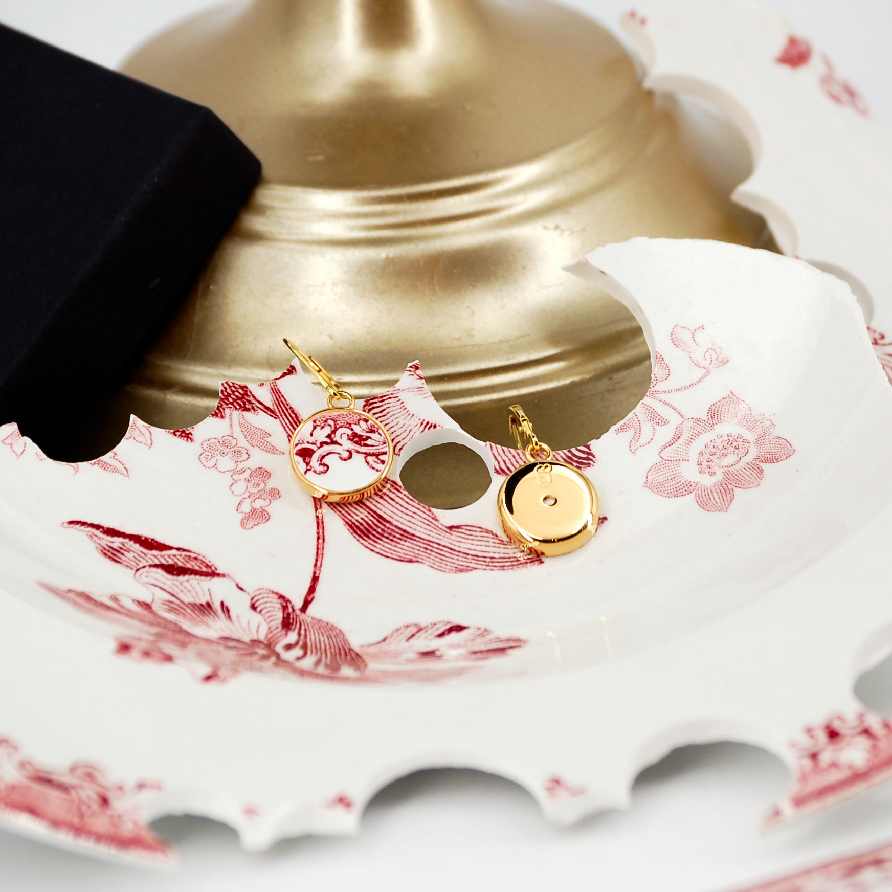 "Scrolls in old rose" earrings, gold finish