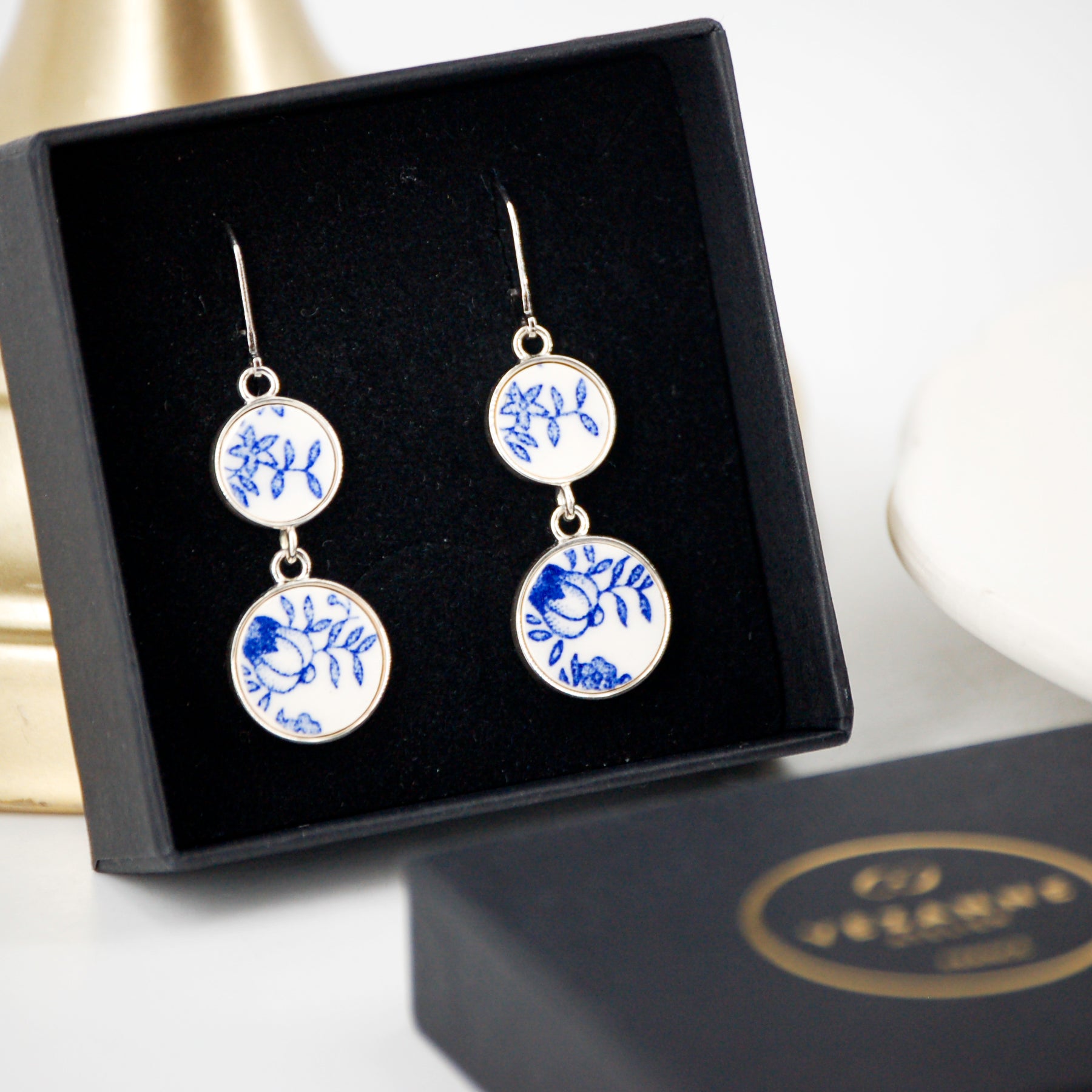 "Buttons and small leaves" earrings, silver finish.