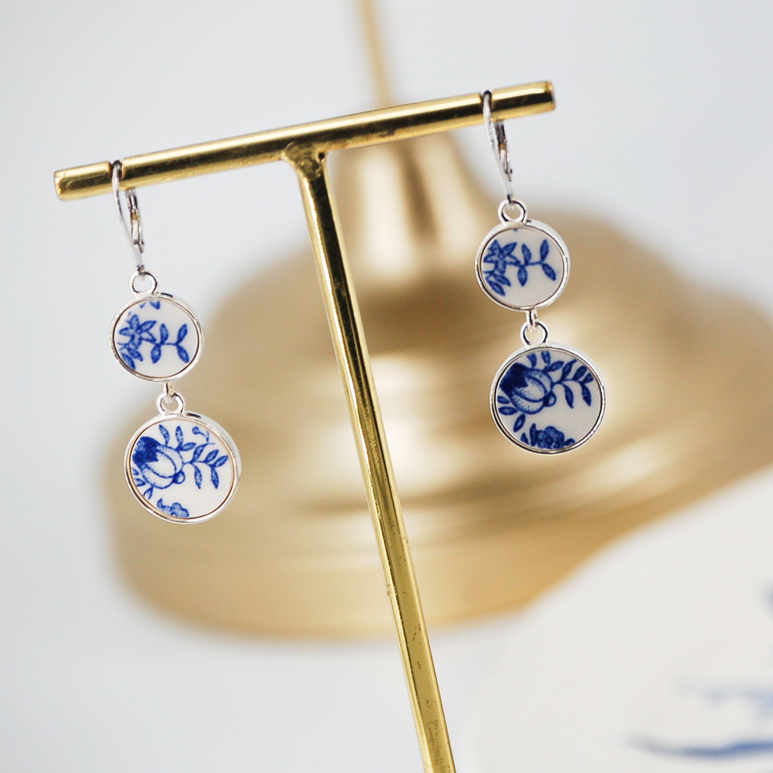 "Buttons and small leaves" earrings, silver finish.