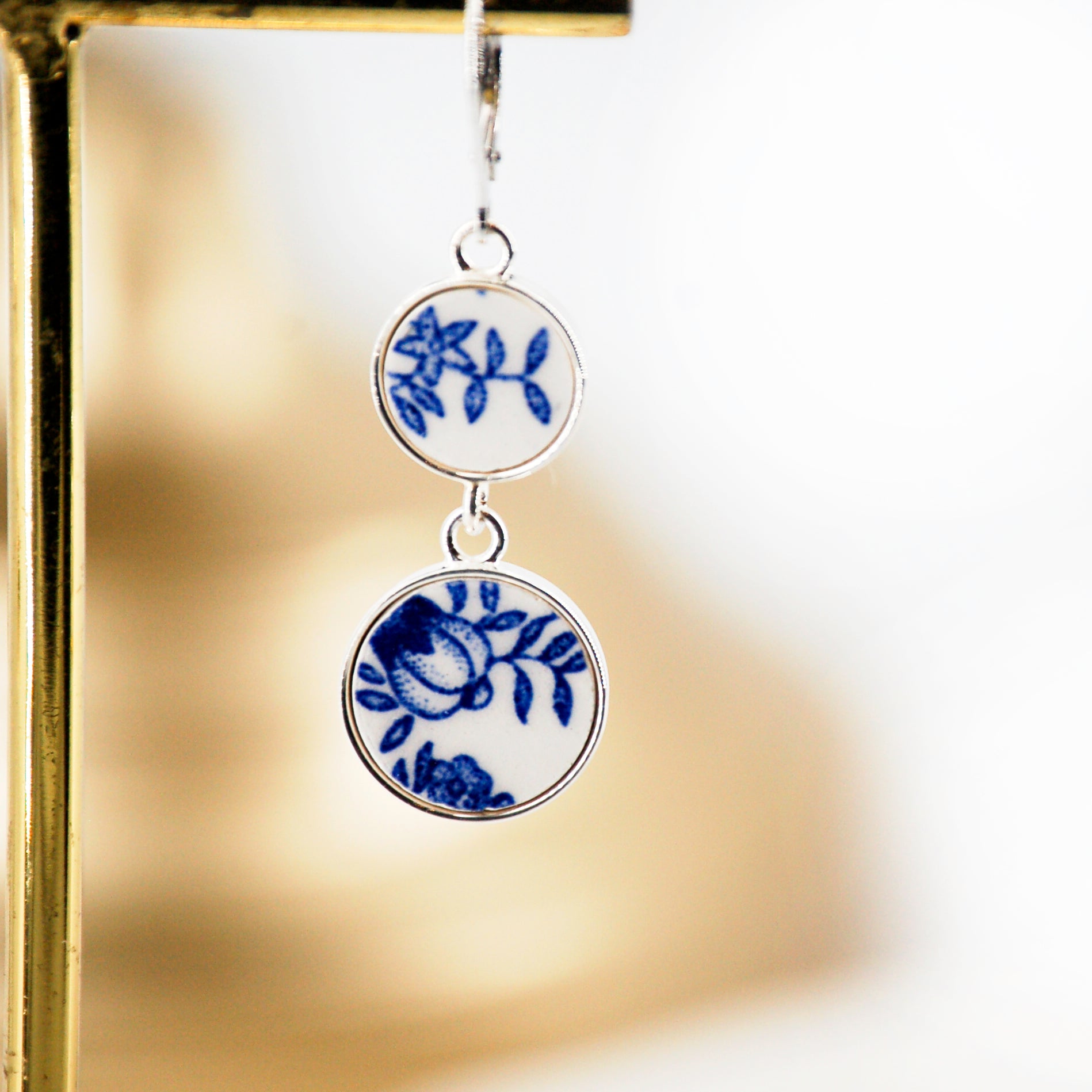"Buttons and small leaves" earrings, silver finish.