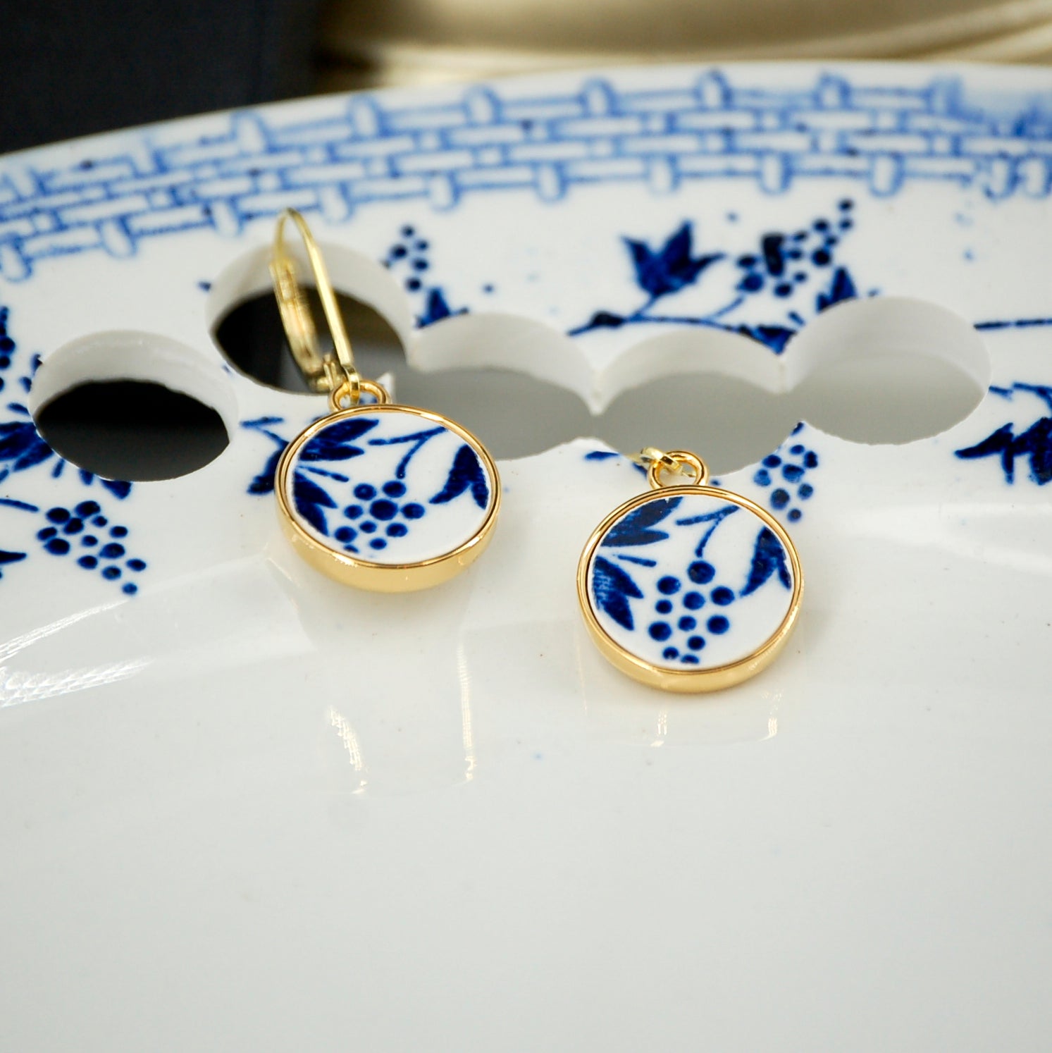 "Blue Grapes" earrings, gold finish