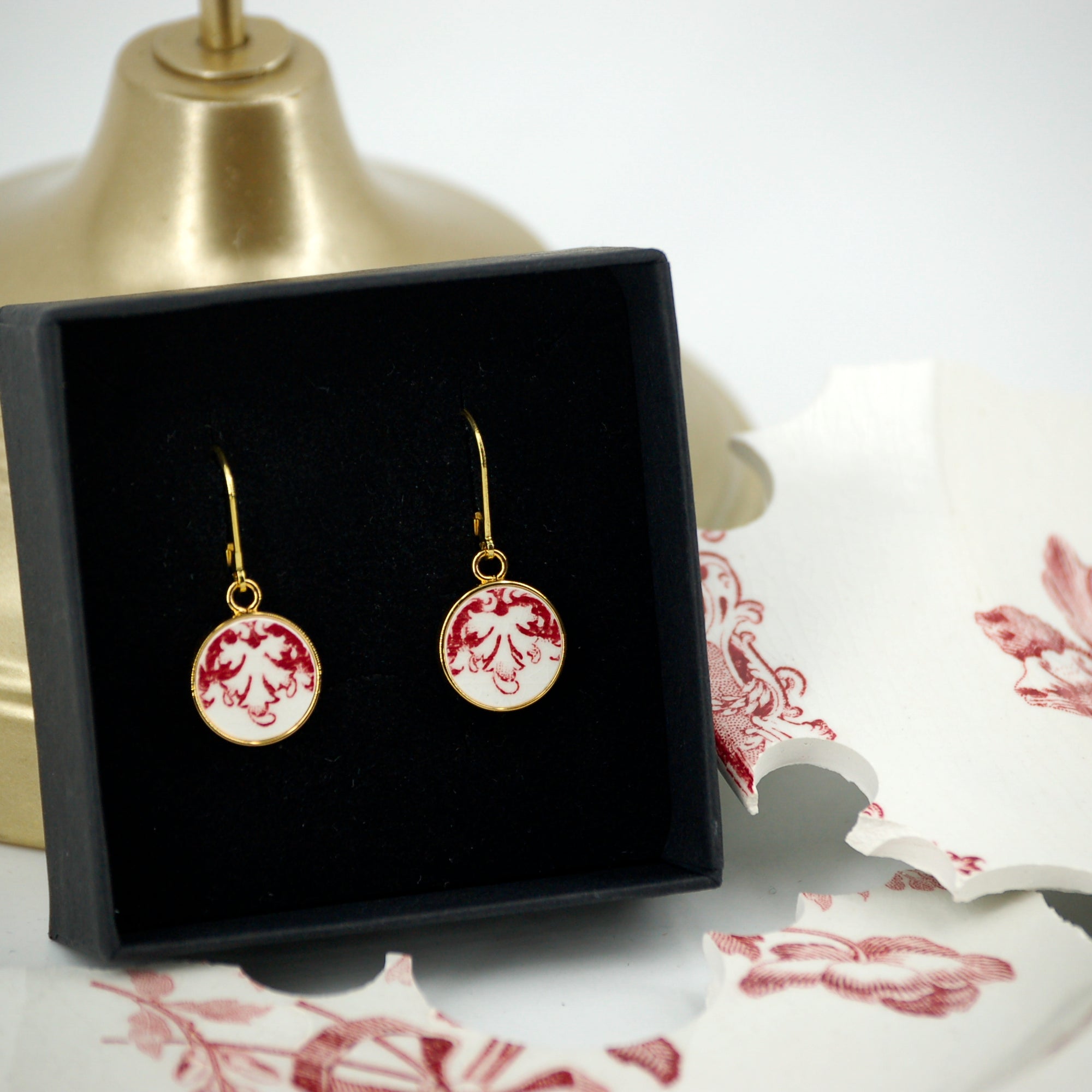 "Acanthus leaves in old rose" earrings, gold finish