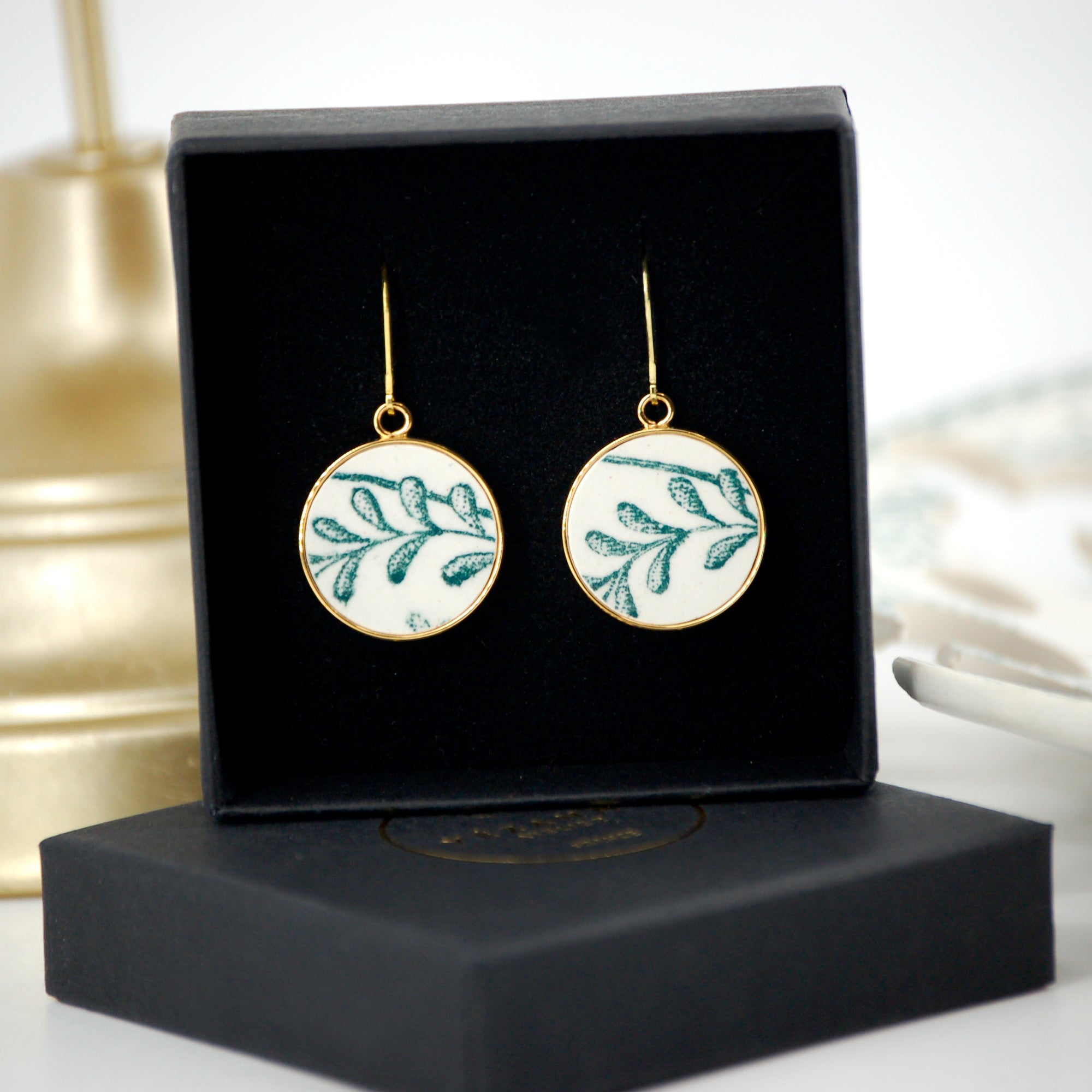 Boucles d'oreilles "Feuilles vertes", finition or