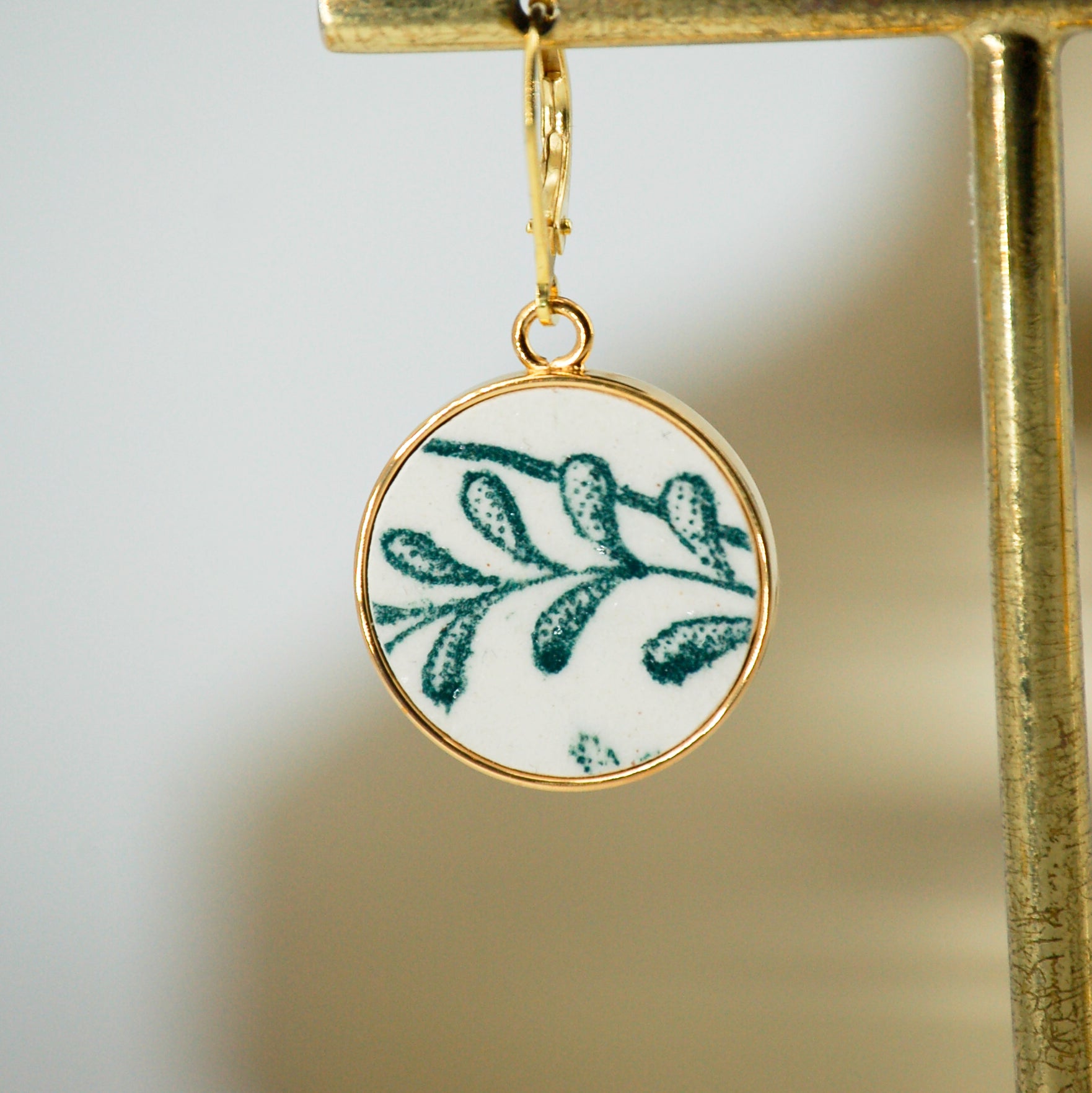 Boucles d'oreilles "Feuilles vertes", finition or