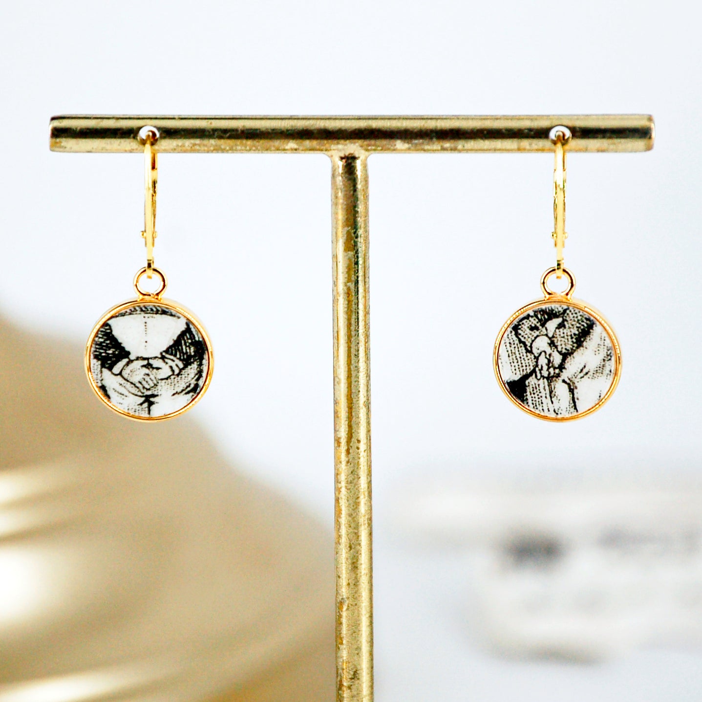 "Little Crossed Hands" earrings, gold finish