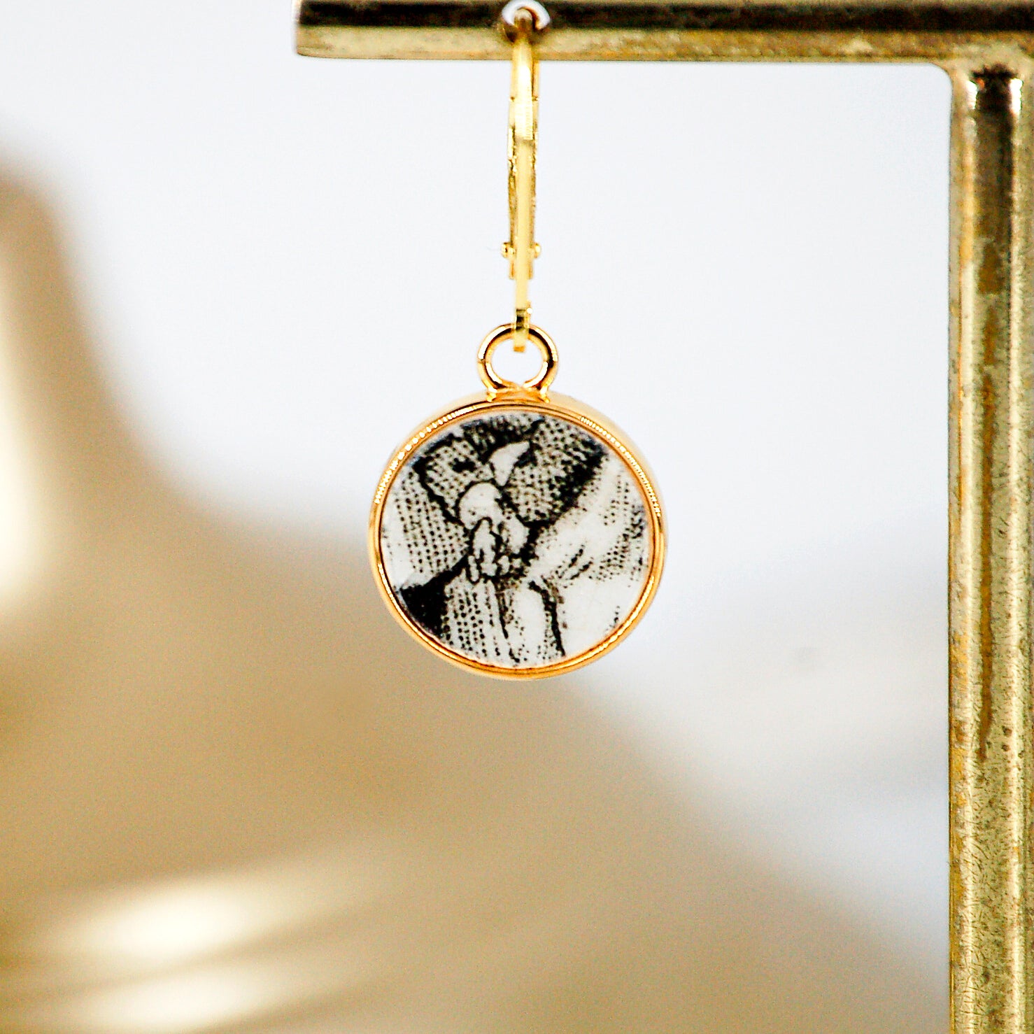 "Little Crossed Hands" earrings, gold finish