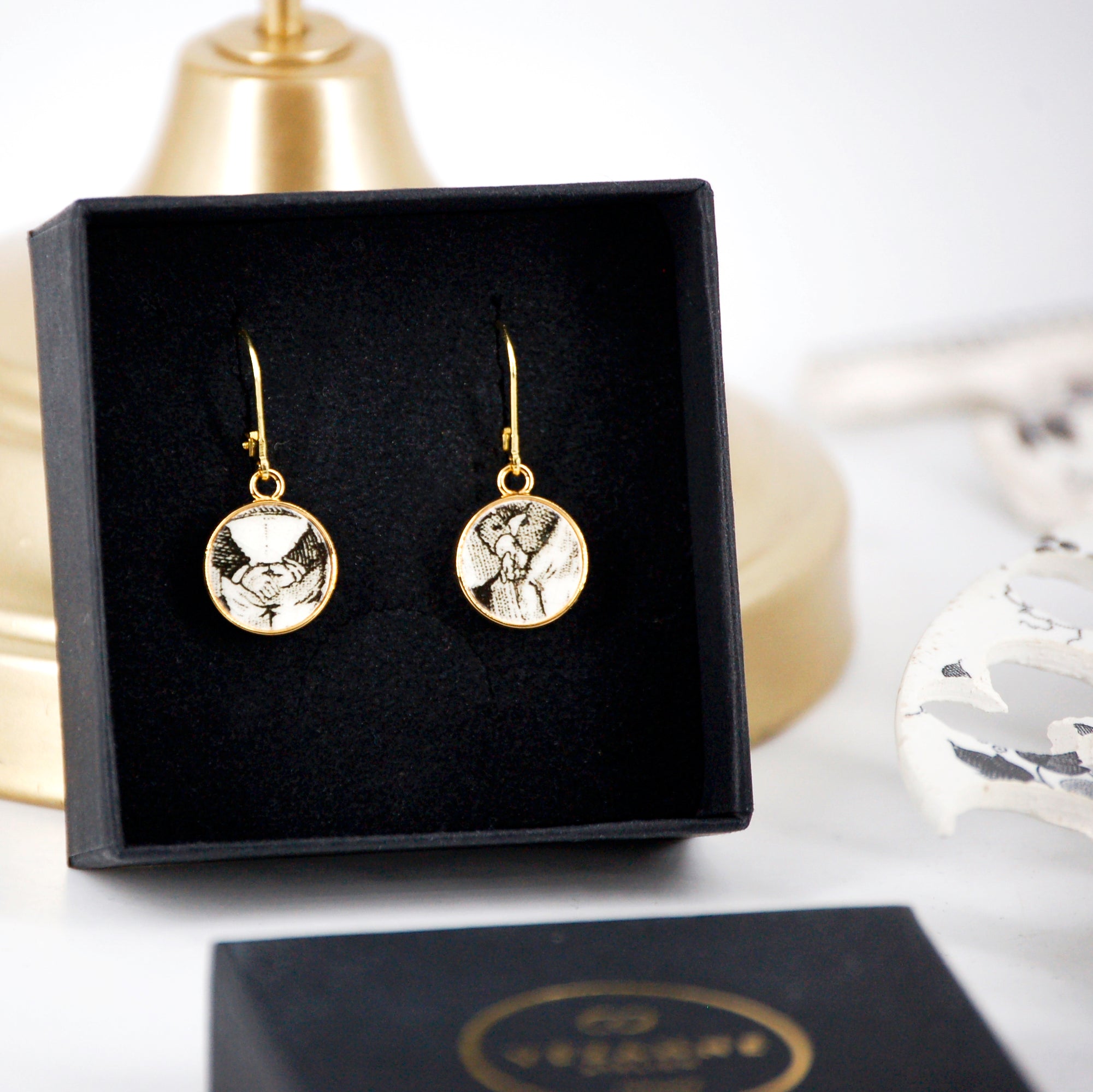 "Little Crossed Hands" earrings, gold finish