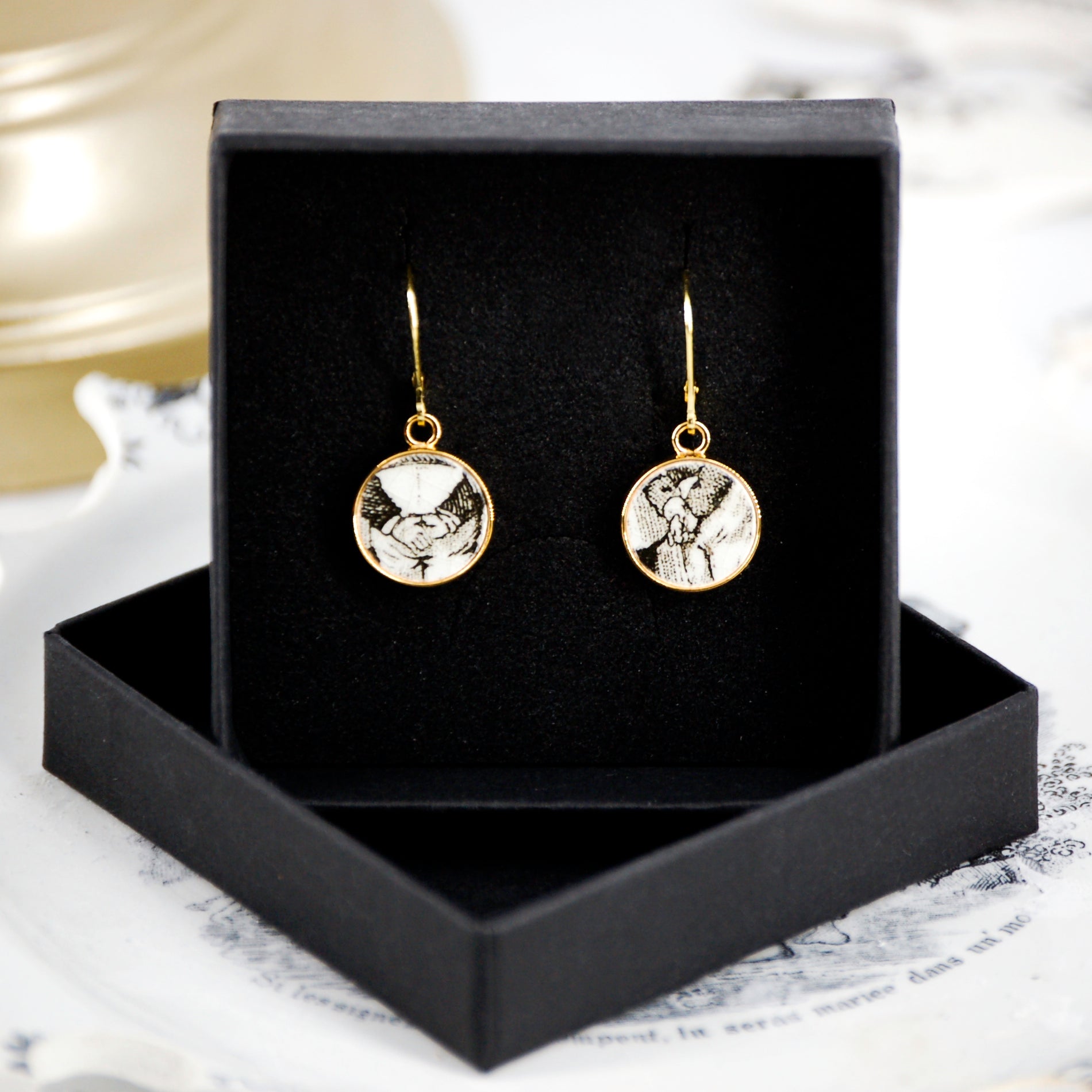 "Little Crossed Hands" earrings, gold finish