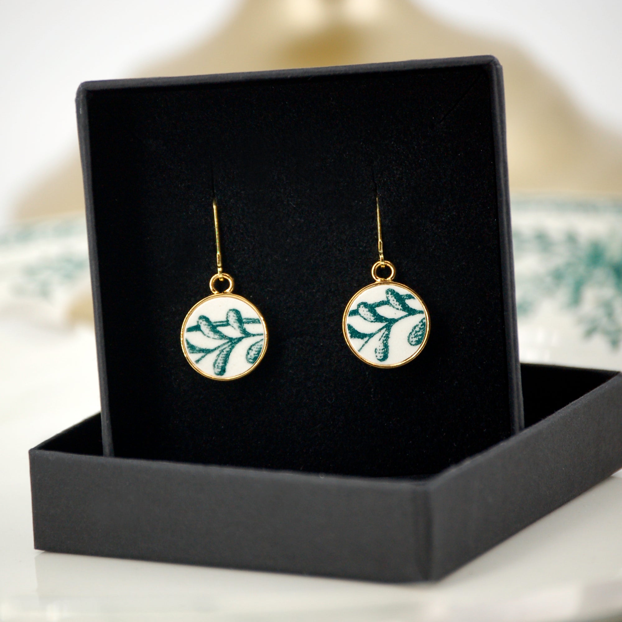 Boucles d'oreilles "Petites feuilles vertes", finition or