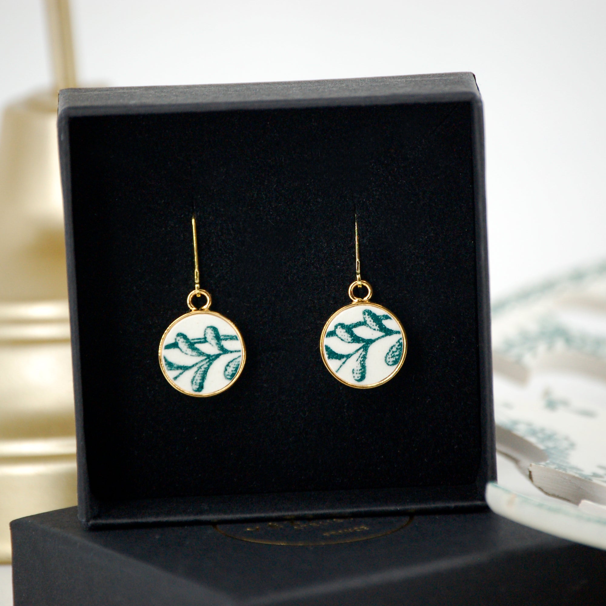 Boucles d'oreilles "Petites feuilles vertes", finition or