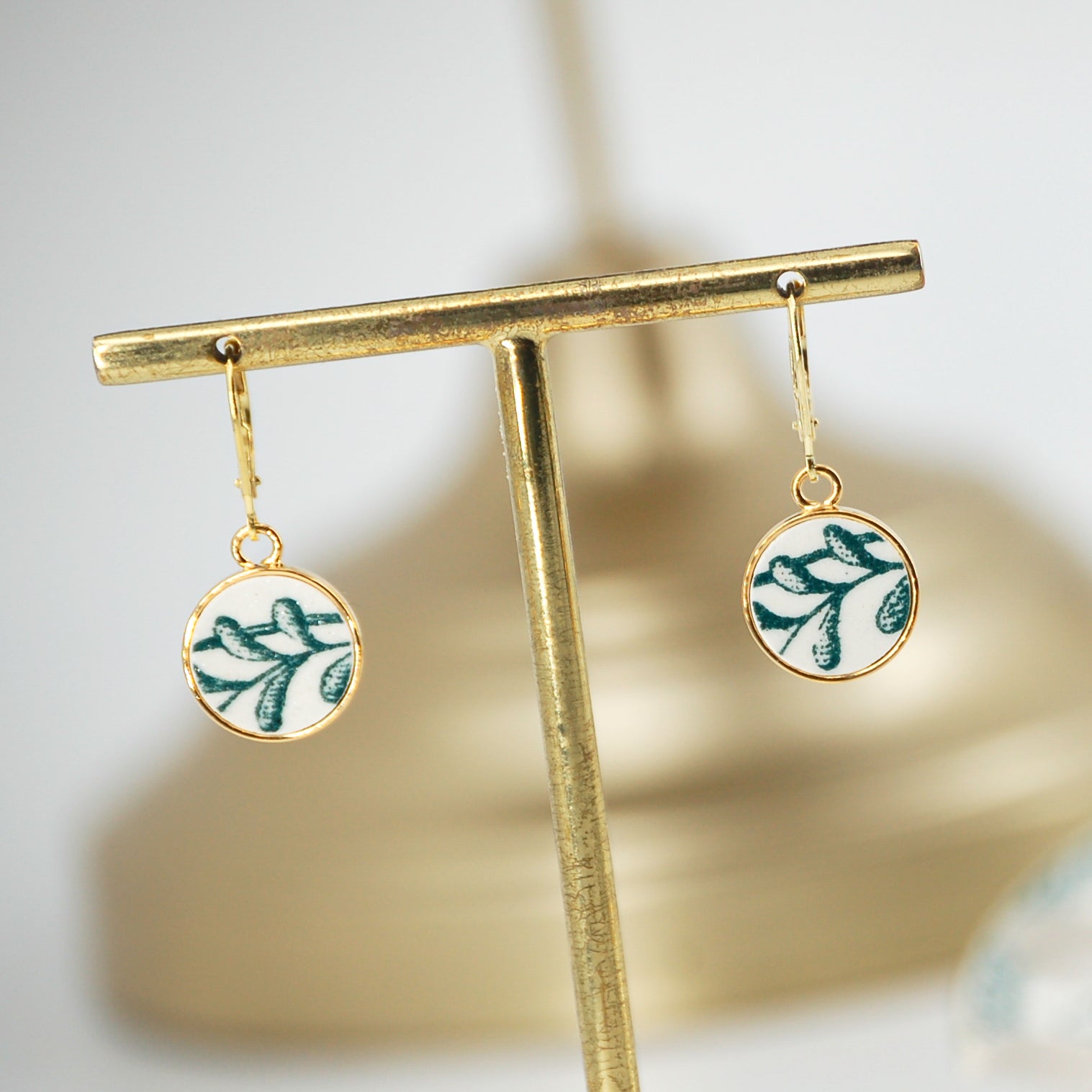 Boucles d'oreilles "Petites feuilles vertes", finition or