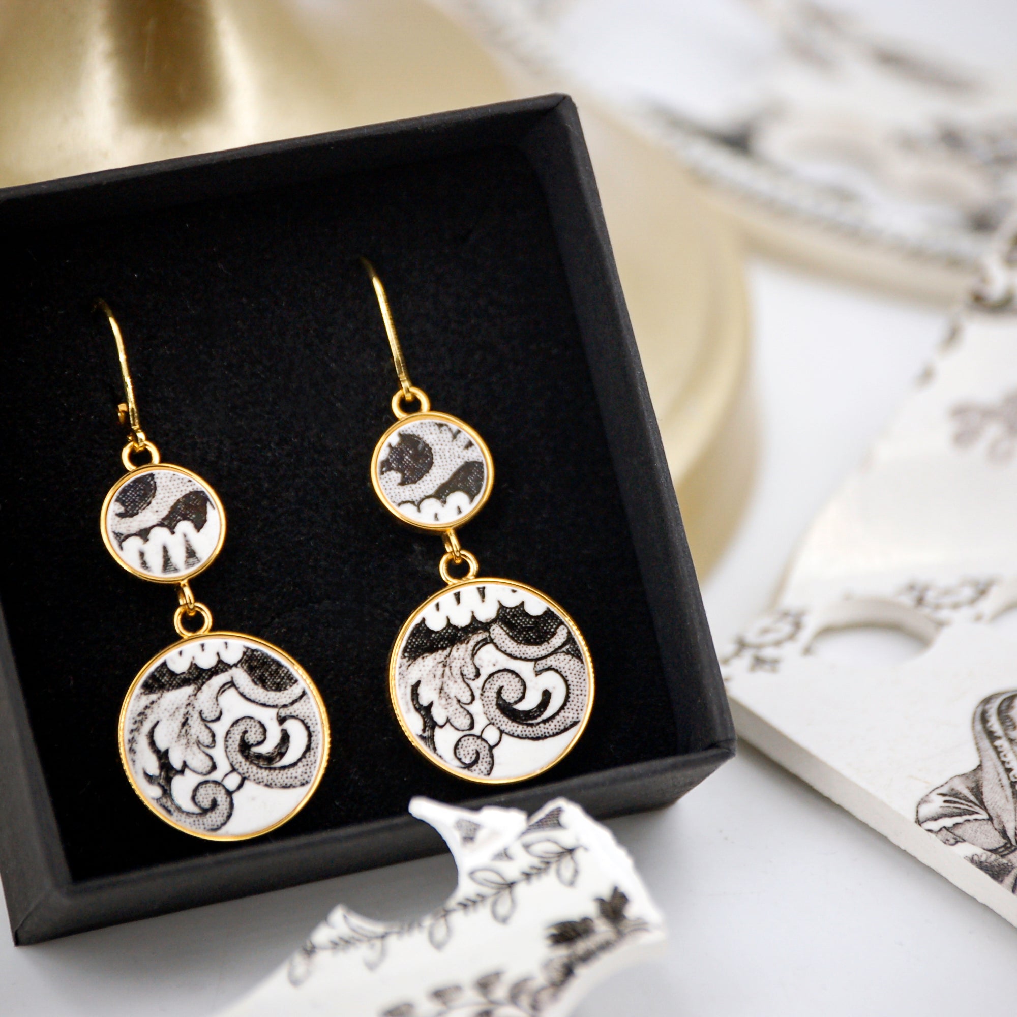 "Acanthus and scrolls in black and white" earrings, gold finish