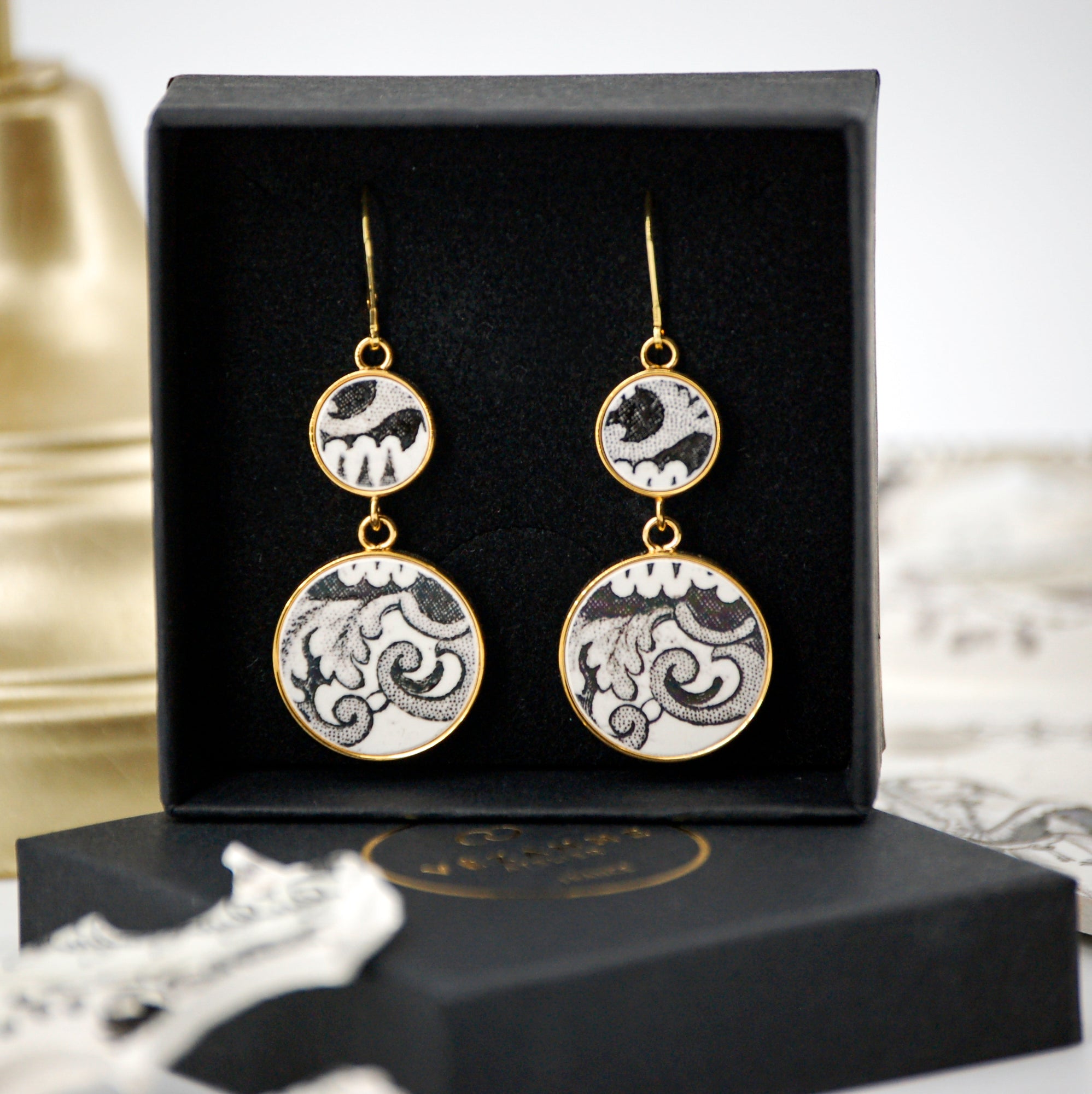 "Acanthus and scrolls in black and white" earrings, gold finish