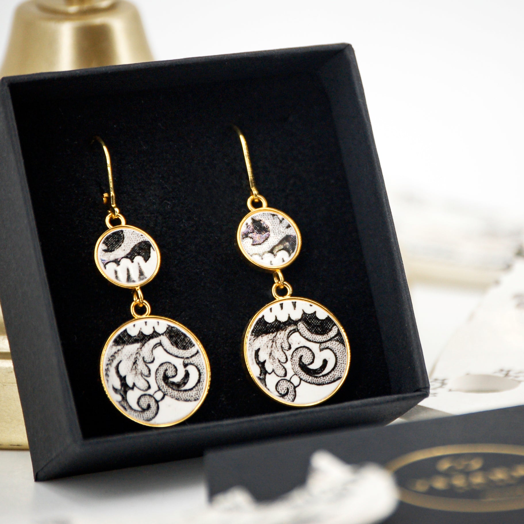 "Acanthus and scrolls in black and white" earrings, gold finish