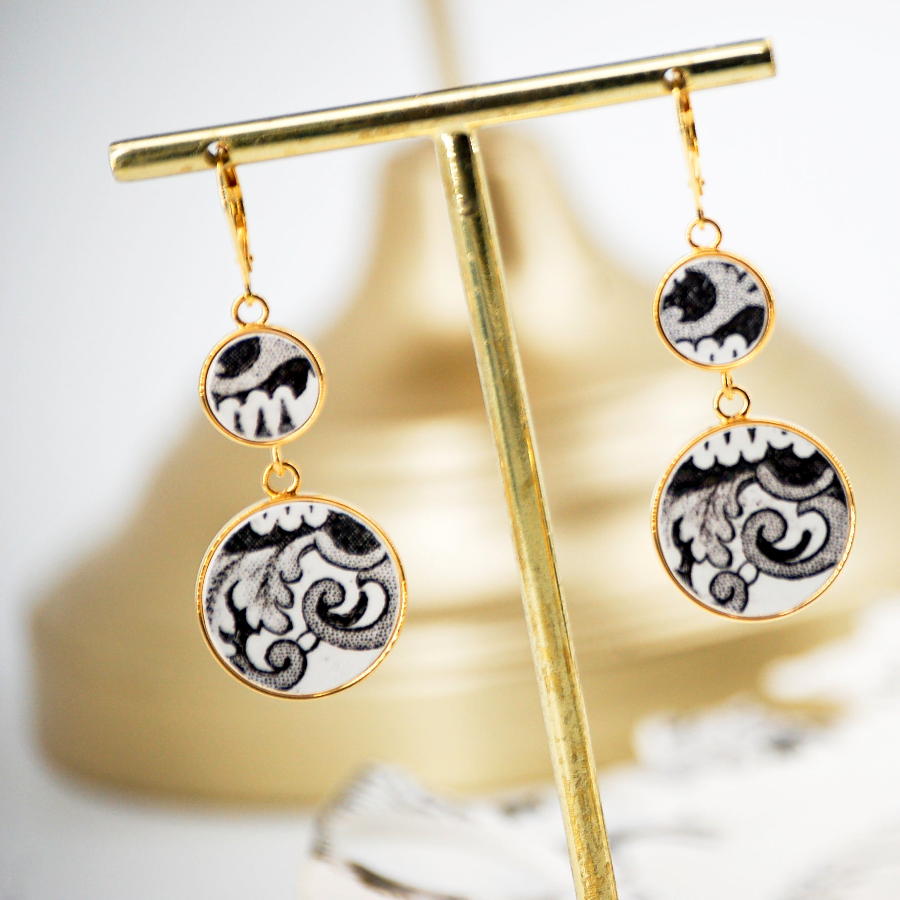 "Acanthus and scrolls in black and white" earrings, gold finish