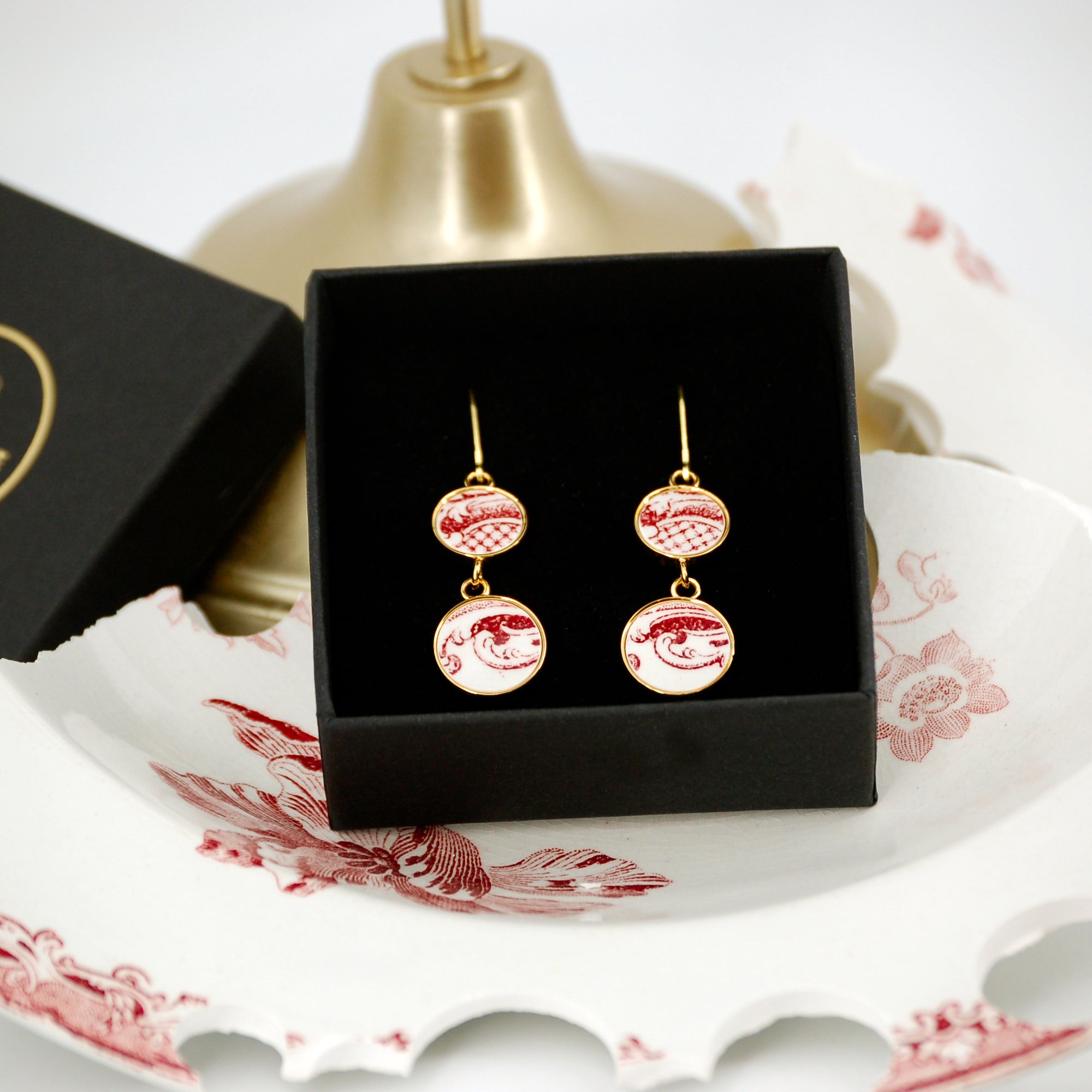 "Scrolls in old rose" earrings, gold finish