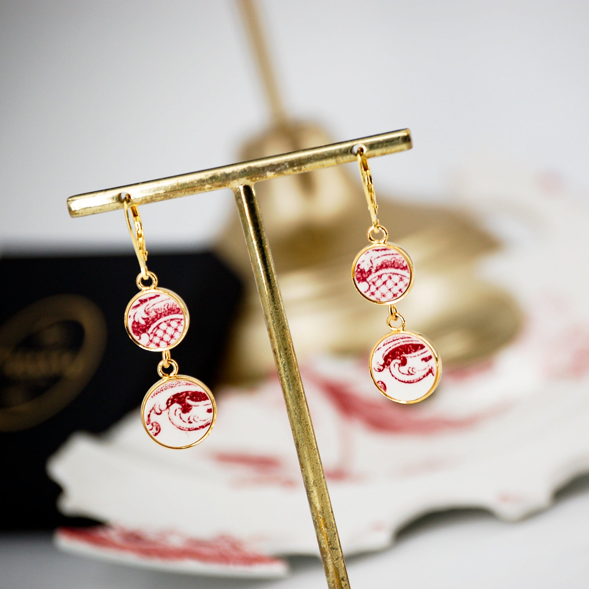 "Scrolls in old rose" earrings, gold finish