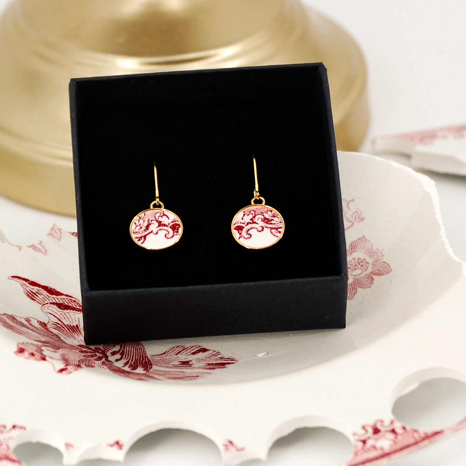 "Scrolls in old rose" earrings, gold finish