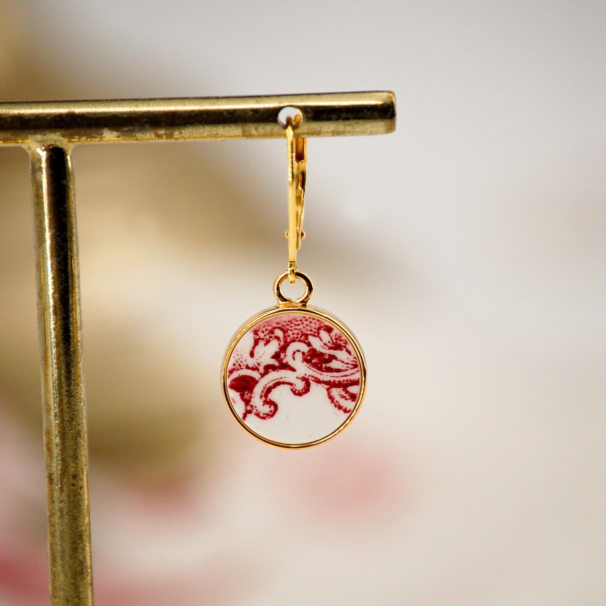 "Scrolls in old rose" earrings, gold finish