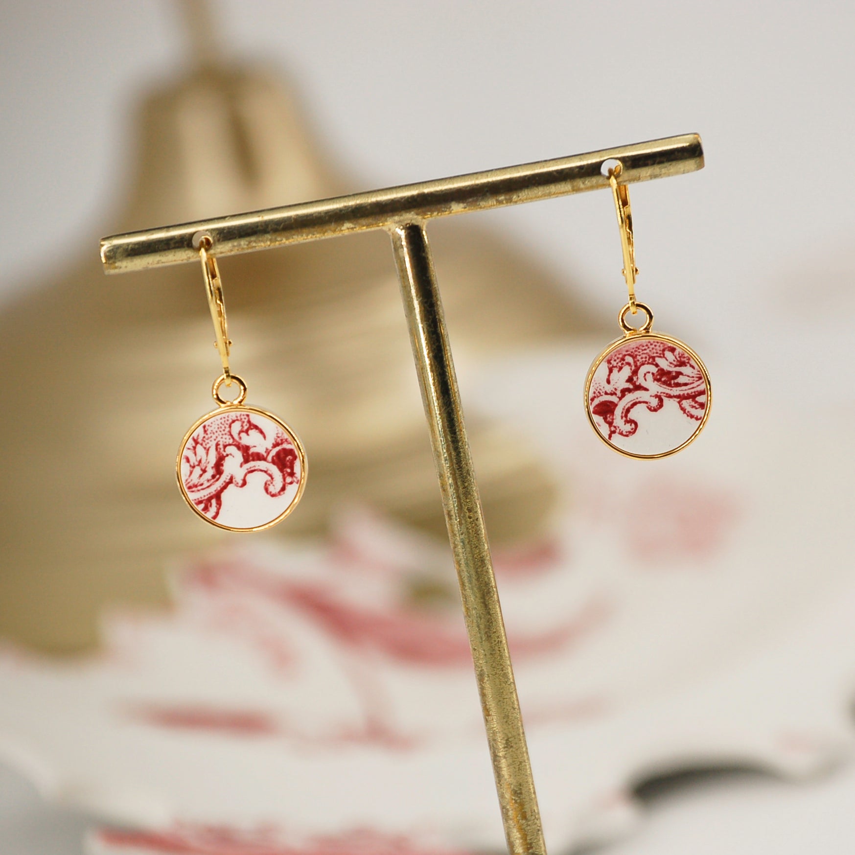 "Scrolls in old rose" earrings, gold finish