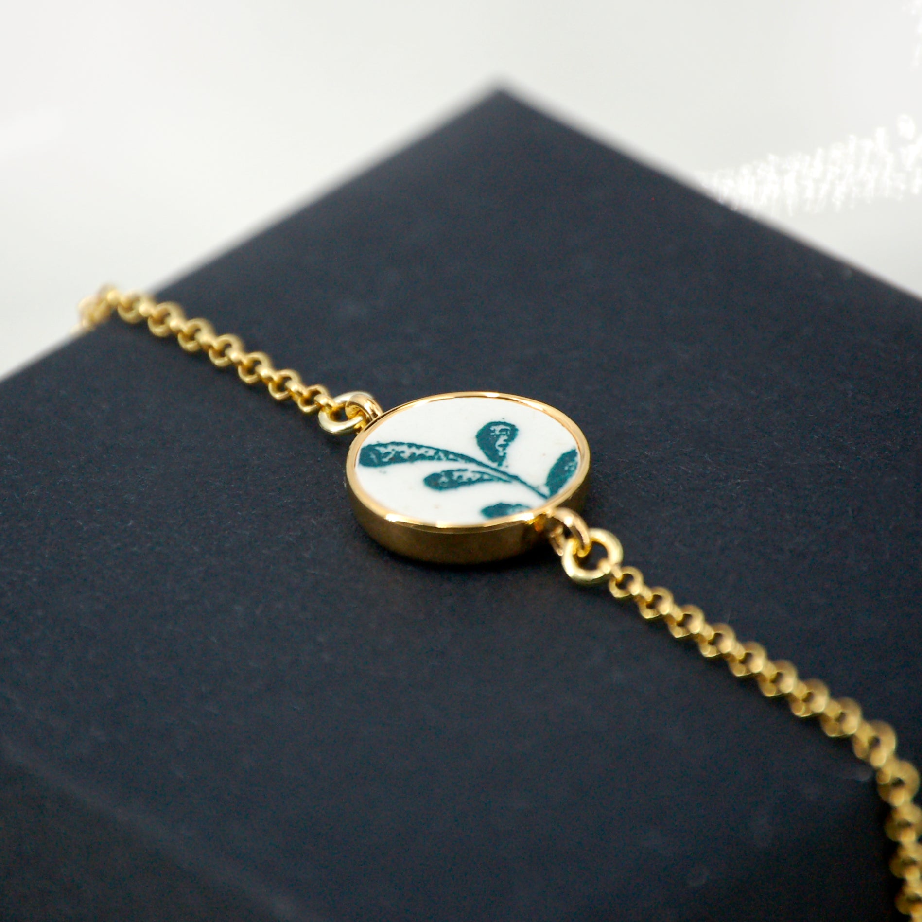 Adjustable "Green Leaves" bracelet, gold finish