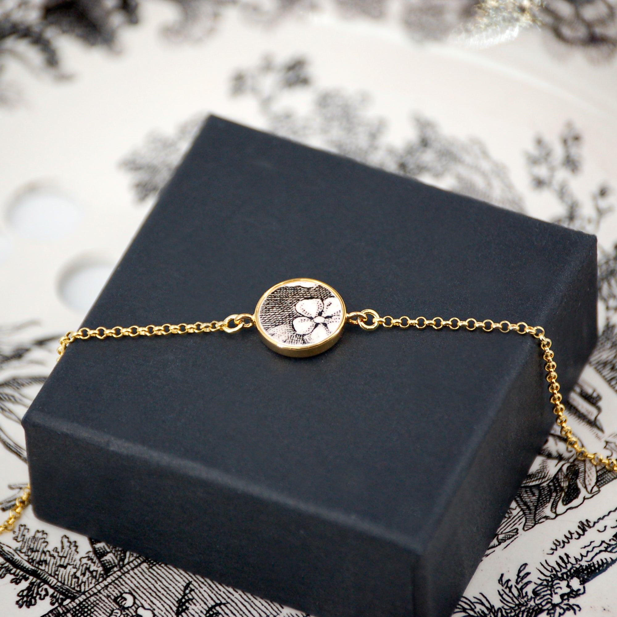 Adjustable "Little Flower" bracelet, gold finish