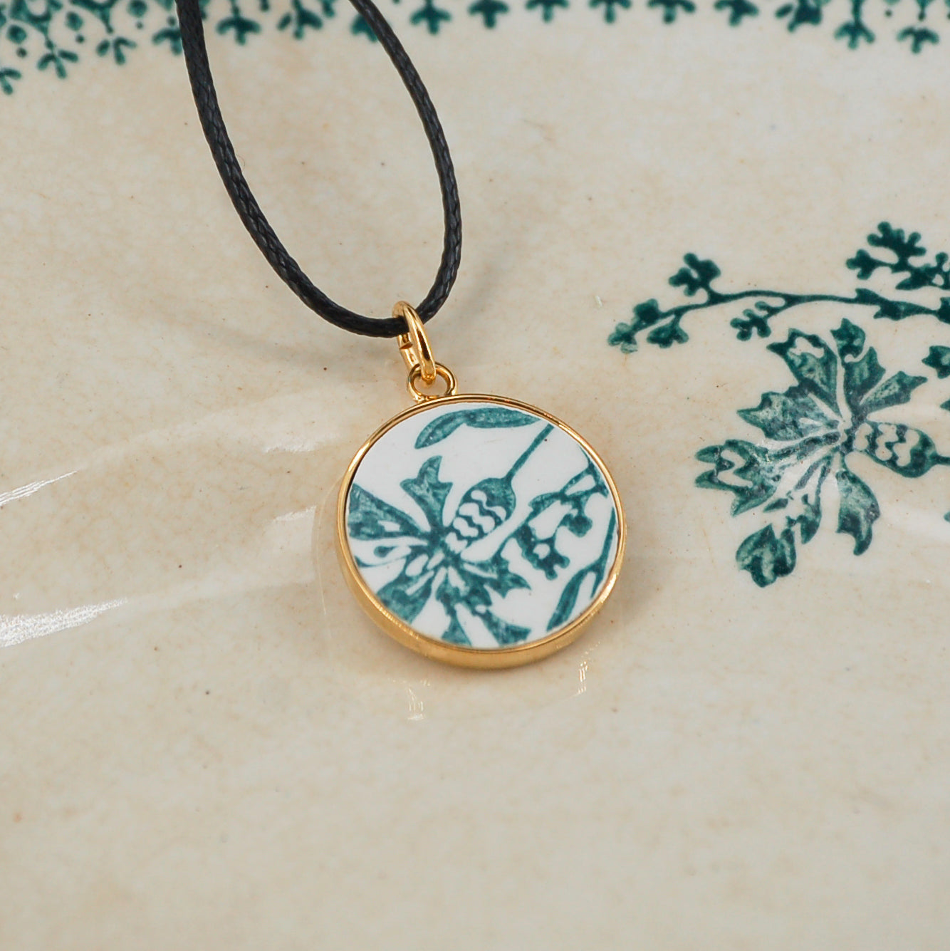 "Cornflower" pendant, gold finish