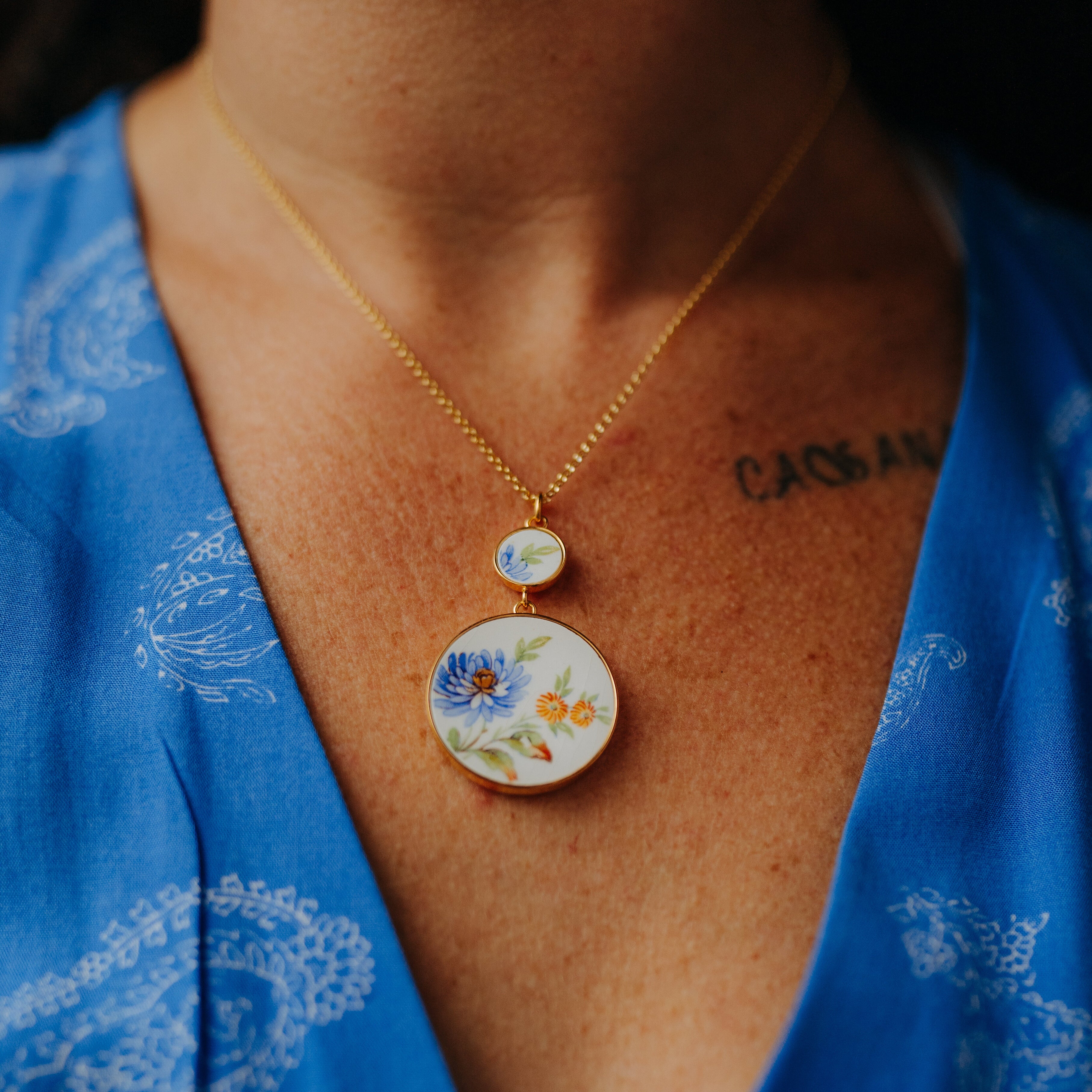 "Aster and small yellow flowers" pendant, gold finish