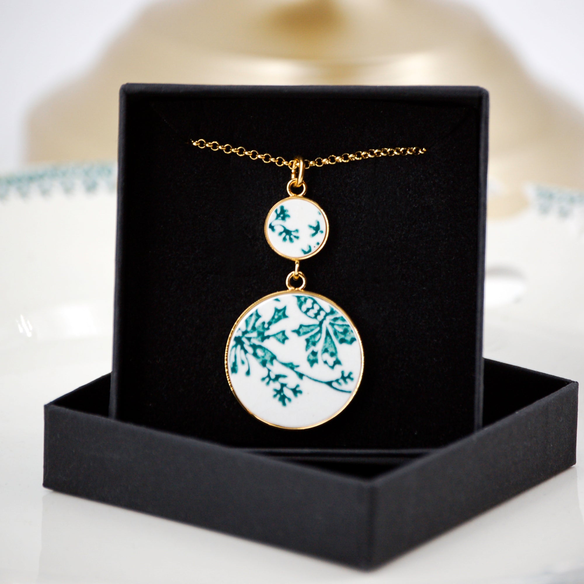 "Bouquet and small green flowers" pendant, gold finish