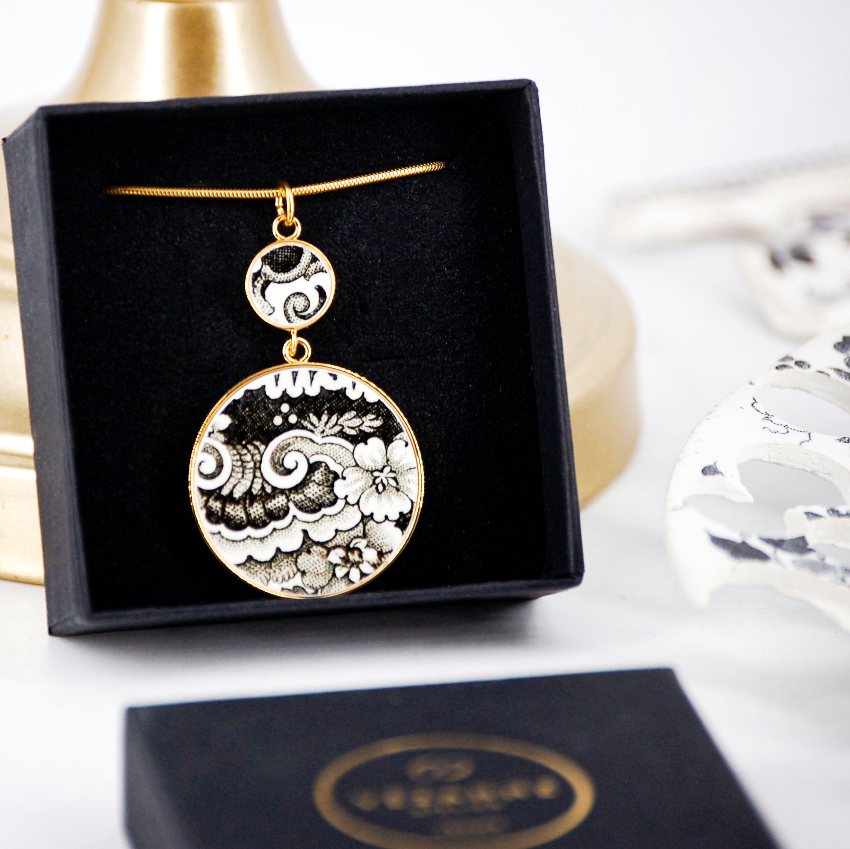 "Rocaille Composition" pendant, gold finish