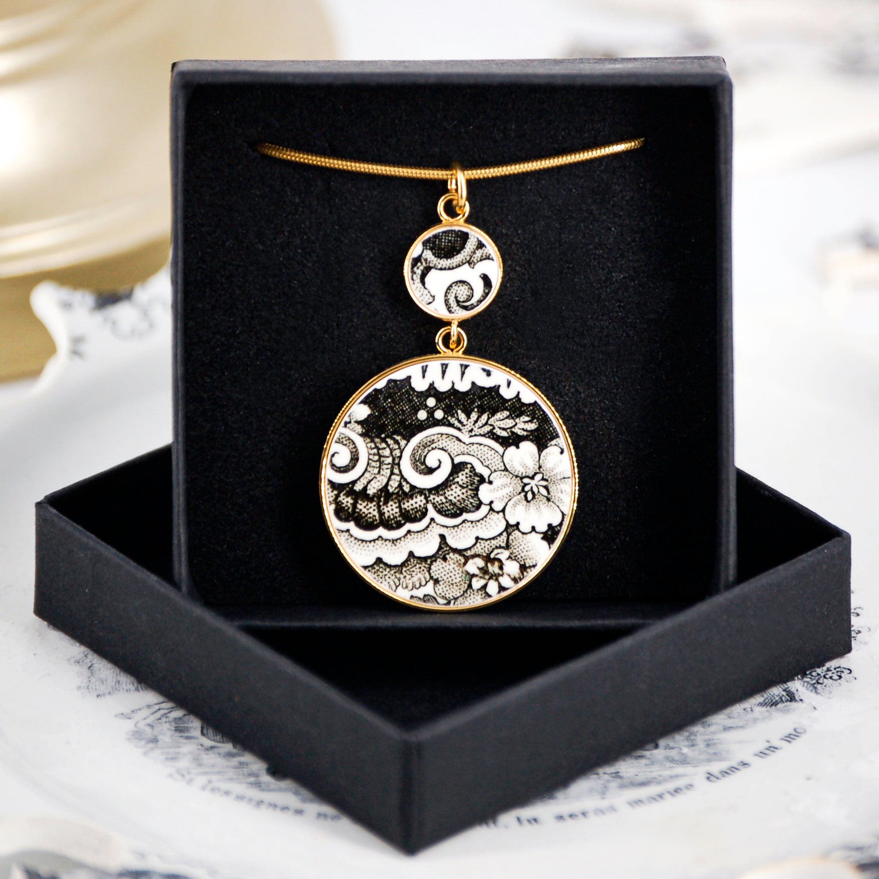 "Rocaille Composition" pendant, gold finish