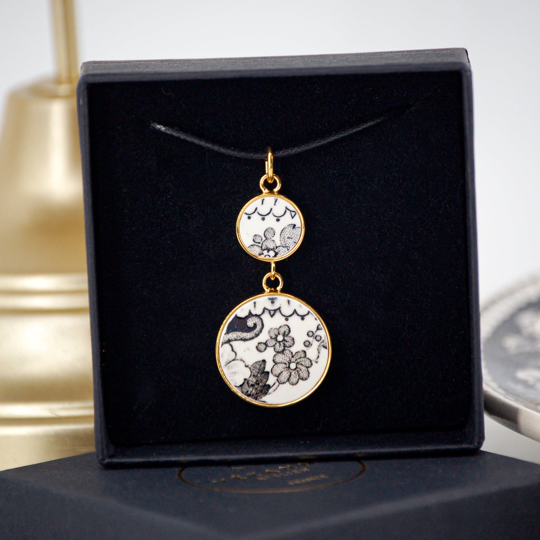 Pendant "Flowers and arabesques in black and white", gold finish