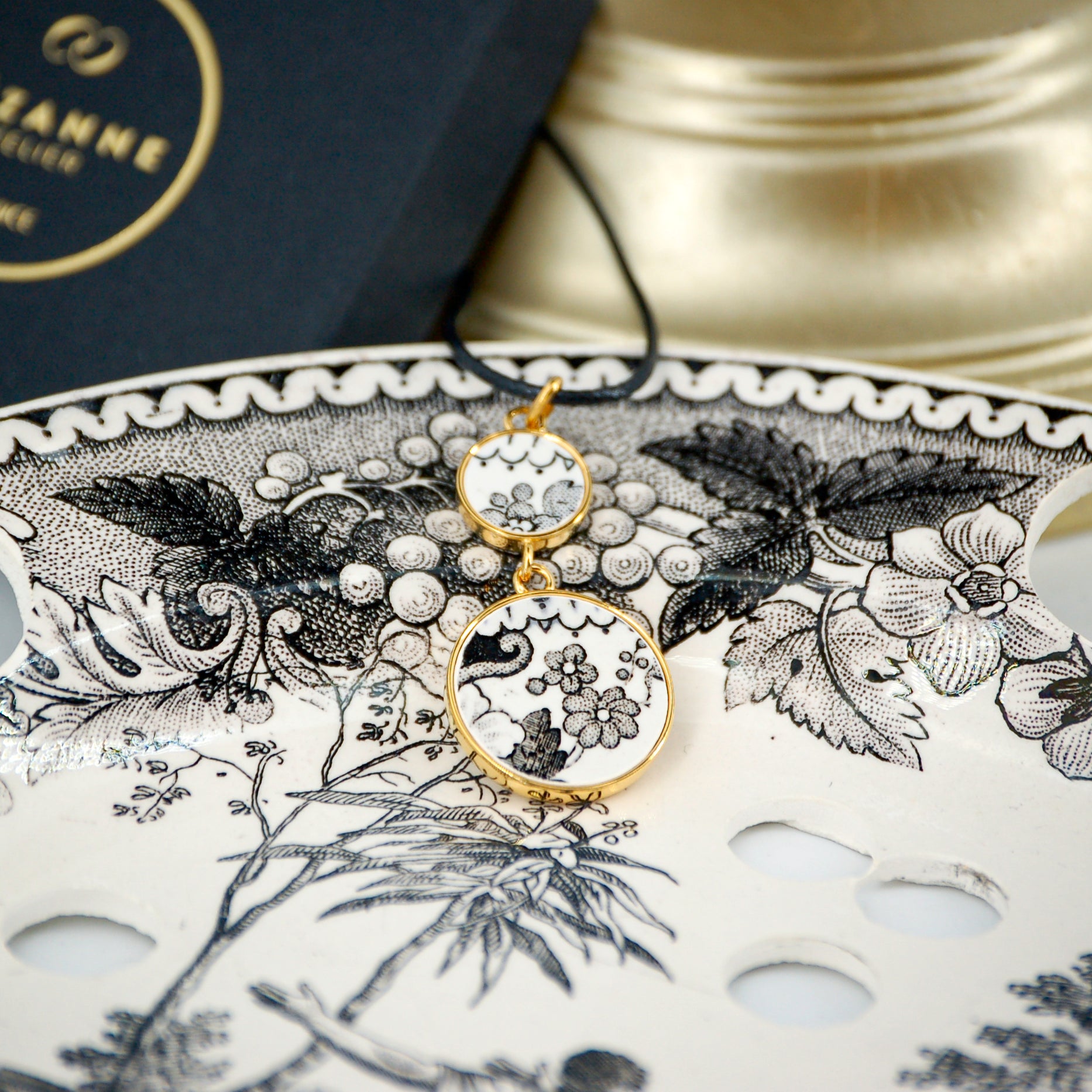 Pendant "Flowers and arabesques in black and white", gold finish