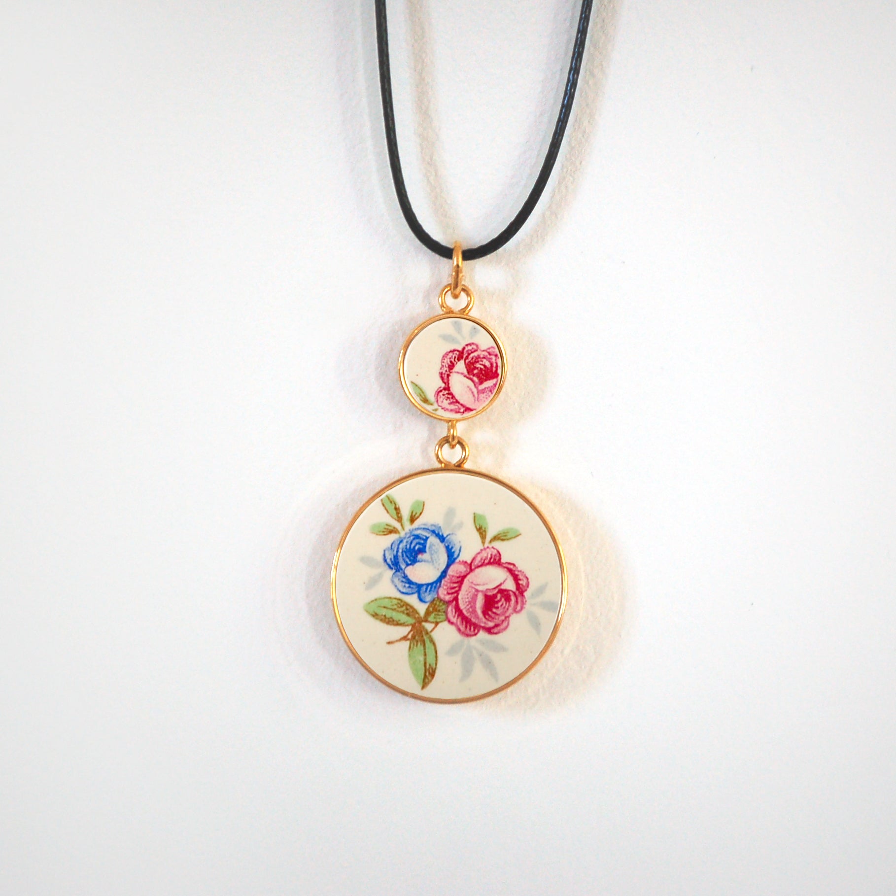 Pendentif "Bouquet de fleurs bleu et rose", finition or