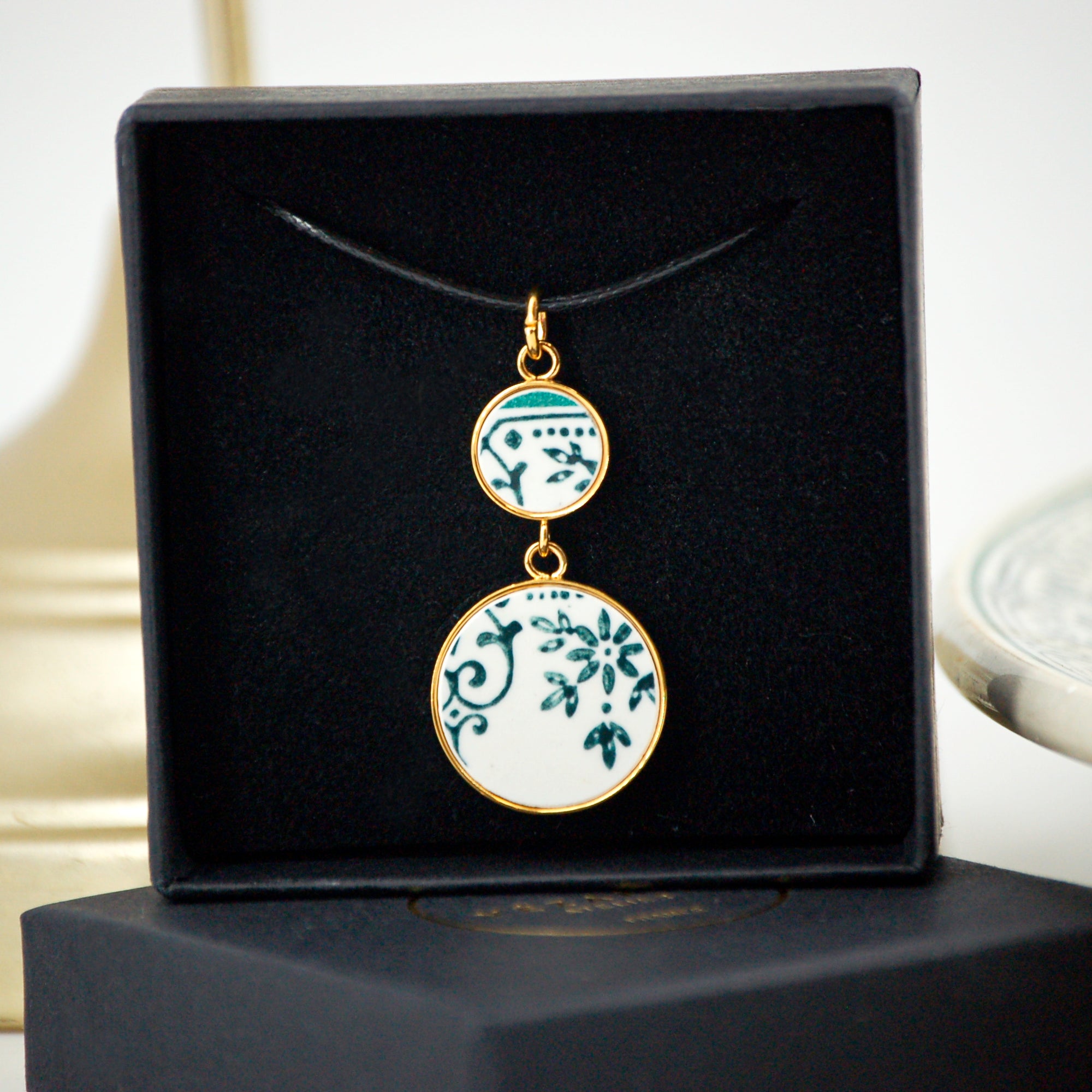 Pendentif "Fleurs et arabesques vertes", finition or