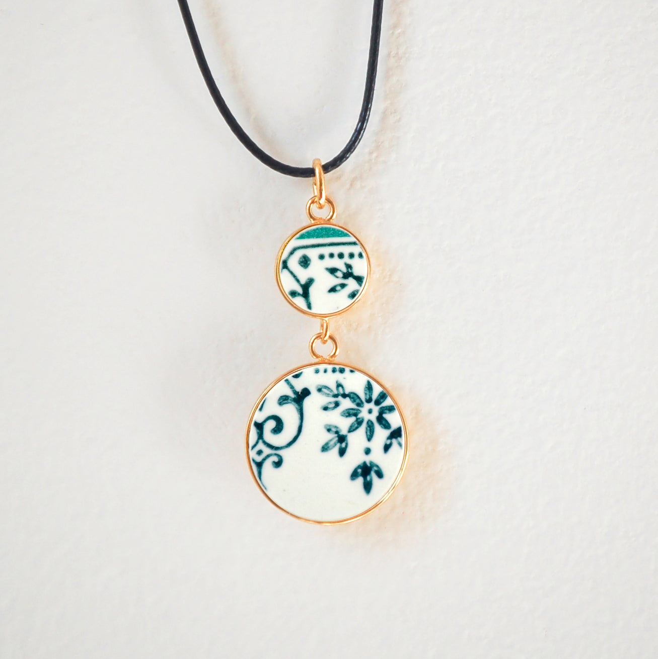 Pendentif "Fleurs et arabesques vertes", finition or