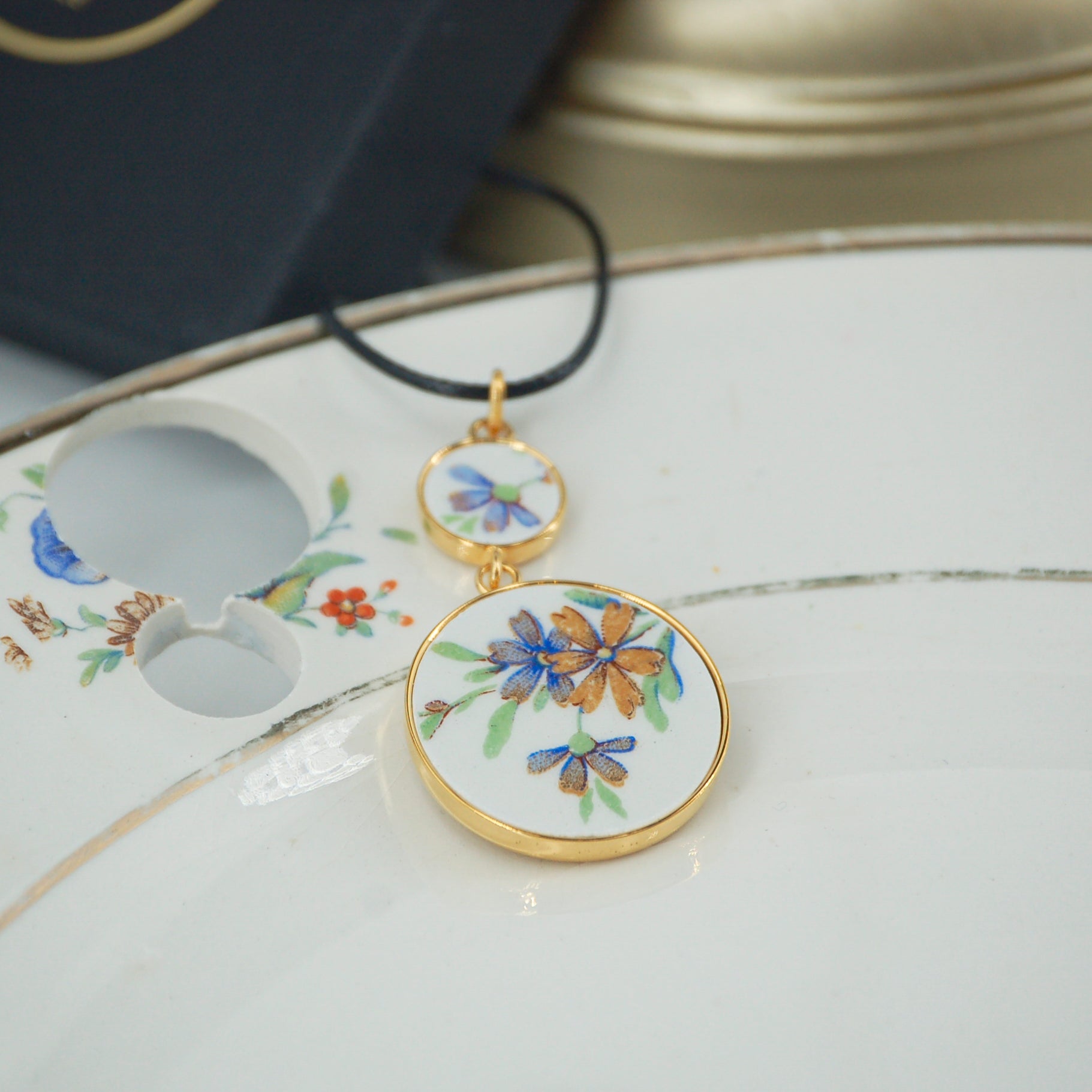 "Small Flowers" pendant, gold finish