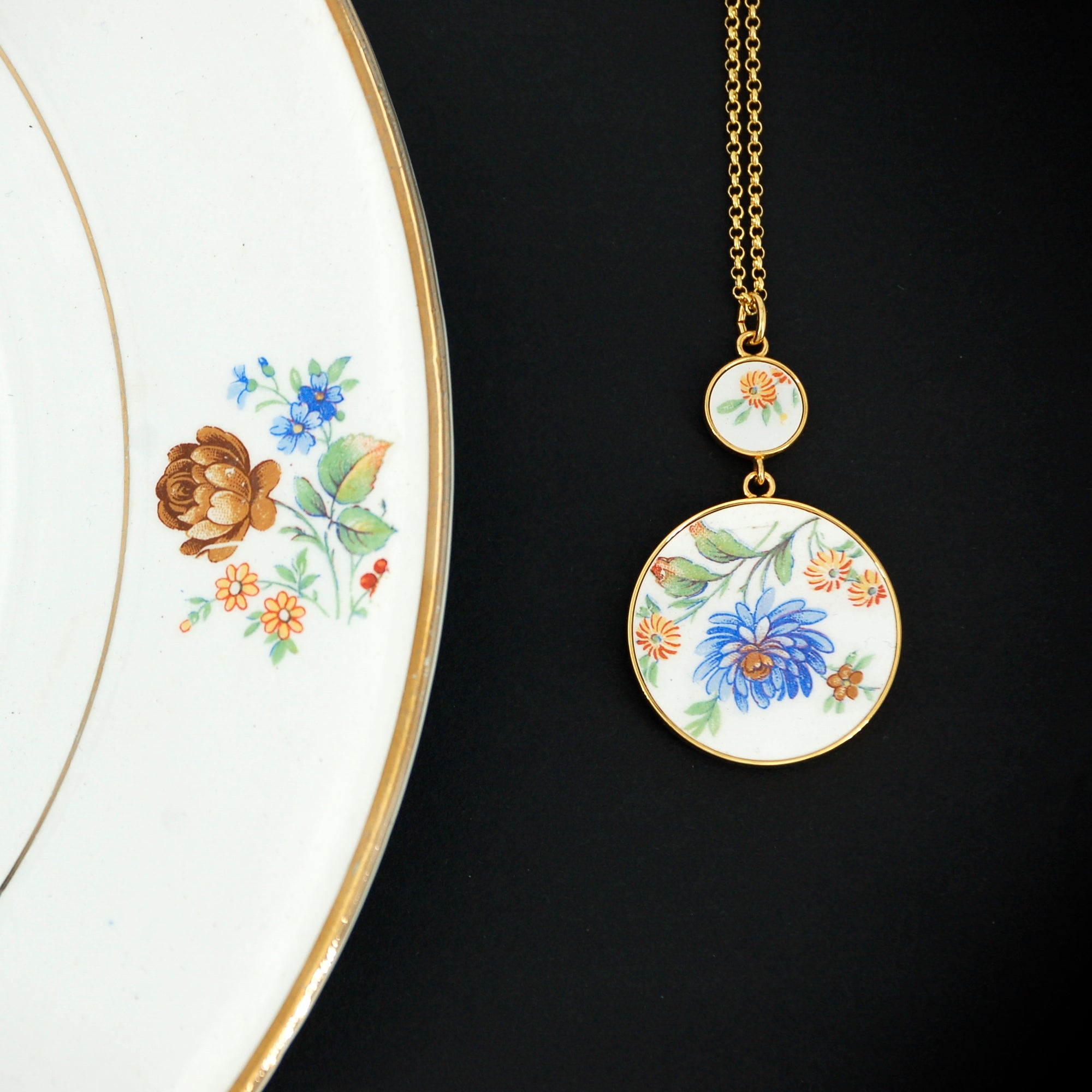 "Aster and small yellow flowers" pendant, gold finish