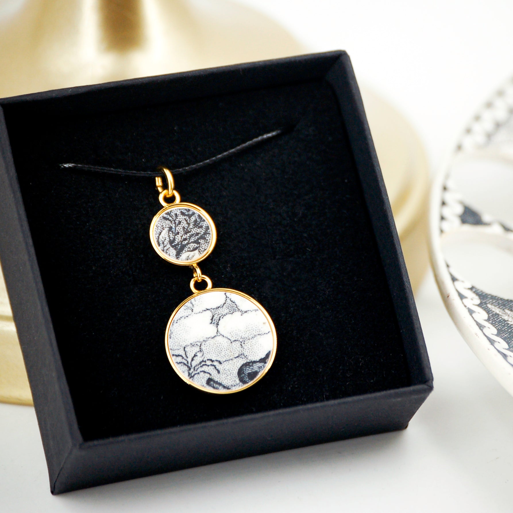 Pendant "Between realism and abstraction in black and white", gold finish